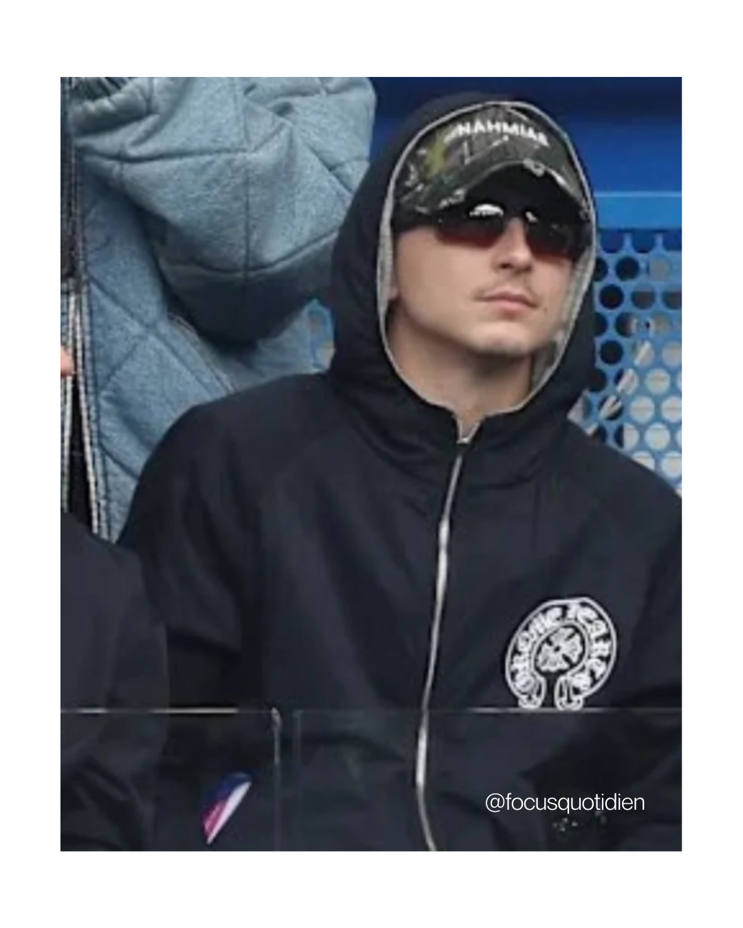 Timothée Chalamet assistant à un match de Chelsea apparait les Cheveux rasés Sous une casquette. Est-il le nouveau Britney Spears ? Va-t-il lancer une nouvelle mode ?