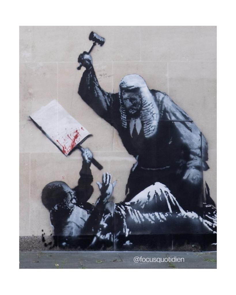 • Banksy Royal Courts of Justice • Banksy Londres 2024 • nouvelle œuvre Banksy • Banksy vandalisme • graffiti Banksy juge manifestant • Banksy Palestine Action • art contestataire Banksy • œuvre retirée Banksy Street Art