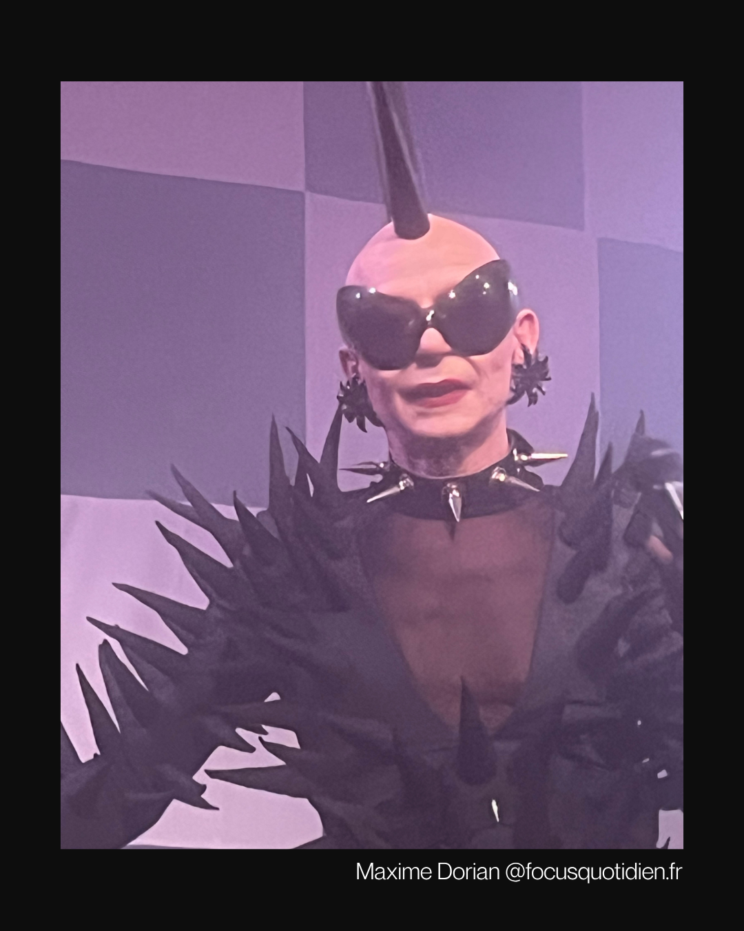 Troupe queer sur scène dans la revue “Brigitte Fontaine échappe à Madame Arthur” au cabaret Madame Arthur