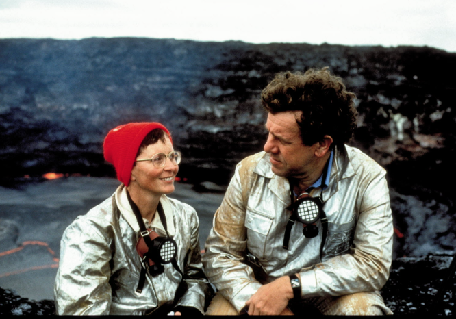 Katia et Maurice Krafft face à un volcan en activité dans le documentaire de Werner Herzog