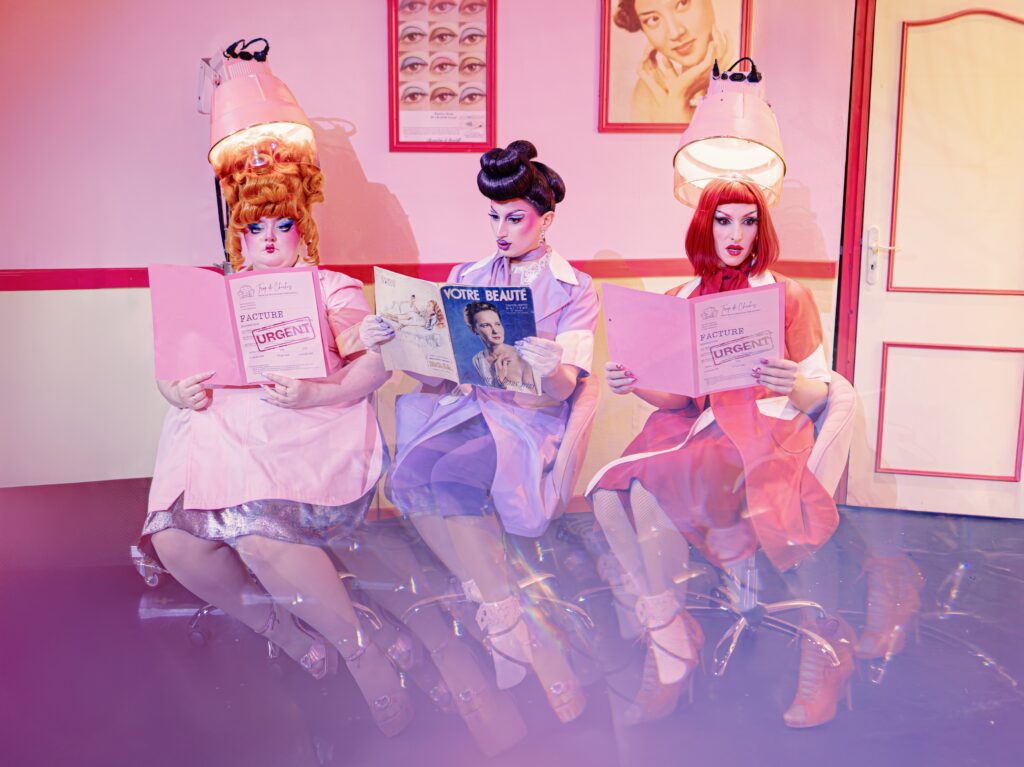 Troupe du spectacle drag Topcoat sur scène – drag queens flamboyantes et solidaires