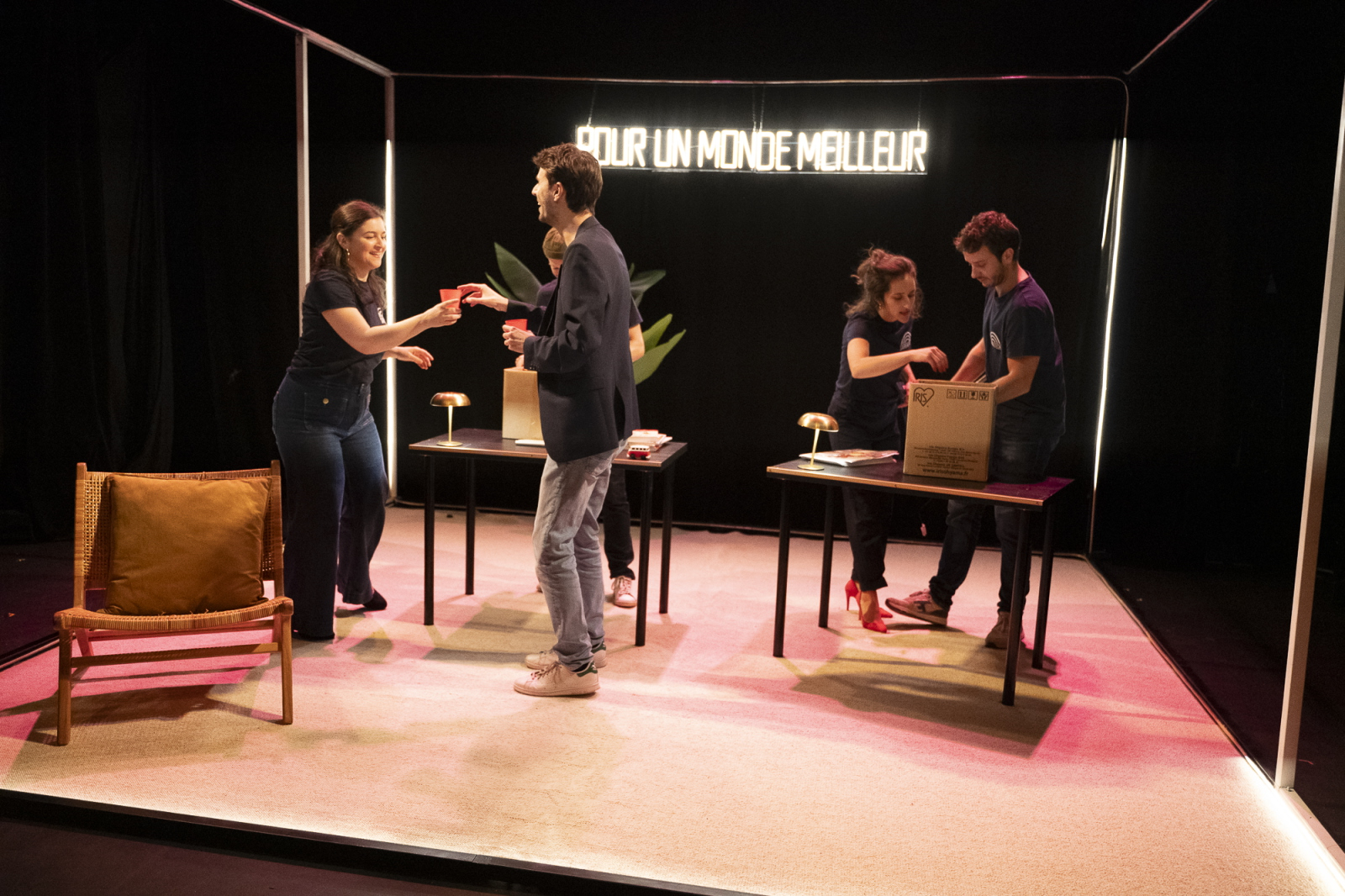 Scène de la pièce Relationshit, satire du monde de l’entreprise et des startups