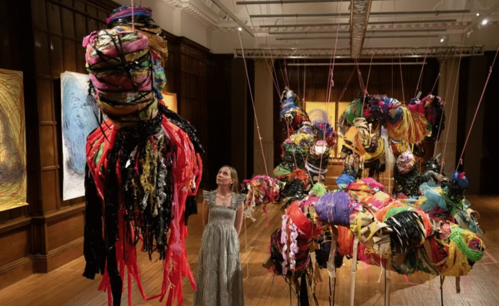 Nnena Kalu devant une sculpture suspendue colorée exposée lors du Turner Prize