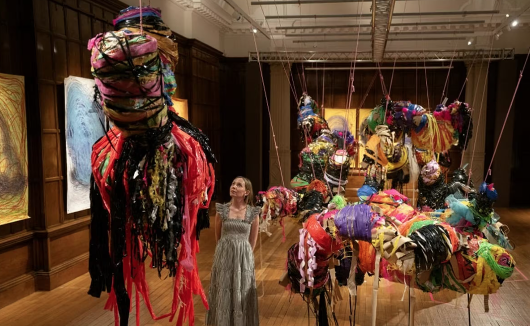 Nnena Kalu devant une sculpture suspendue colorée exposée lors du Turner Prize