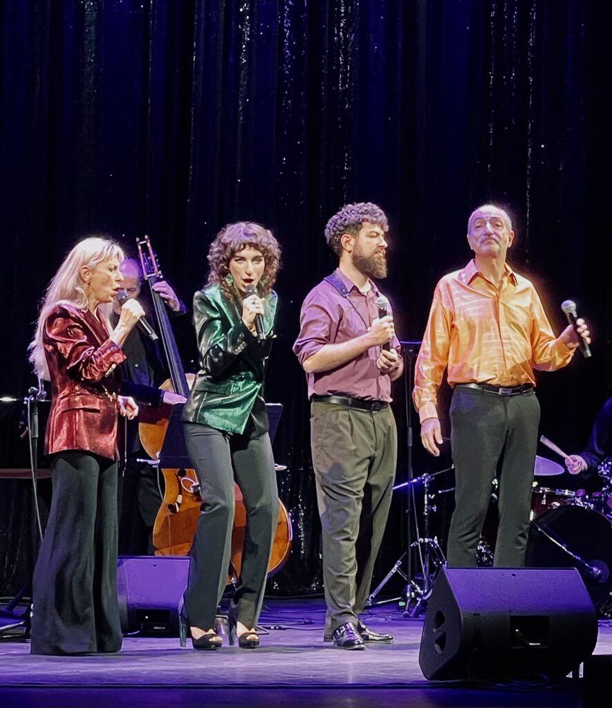 Nathalie Dessay entourée de Laurent Naouri et de leurs enfants sur scène dans Broadway Family Show au Théâtre des Champs-Élysées