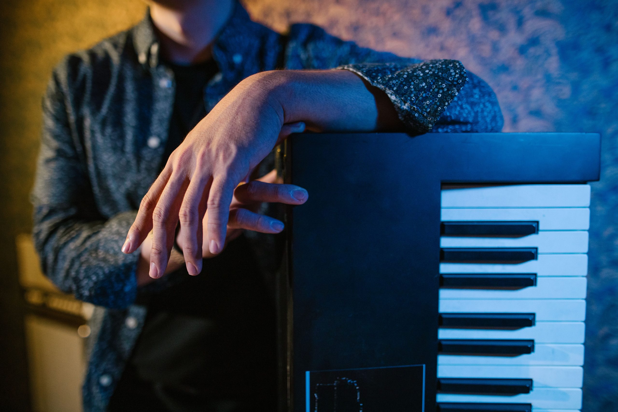 Musicienne appuyée sur un clavier piano stylisé