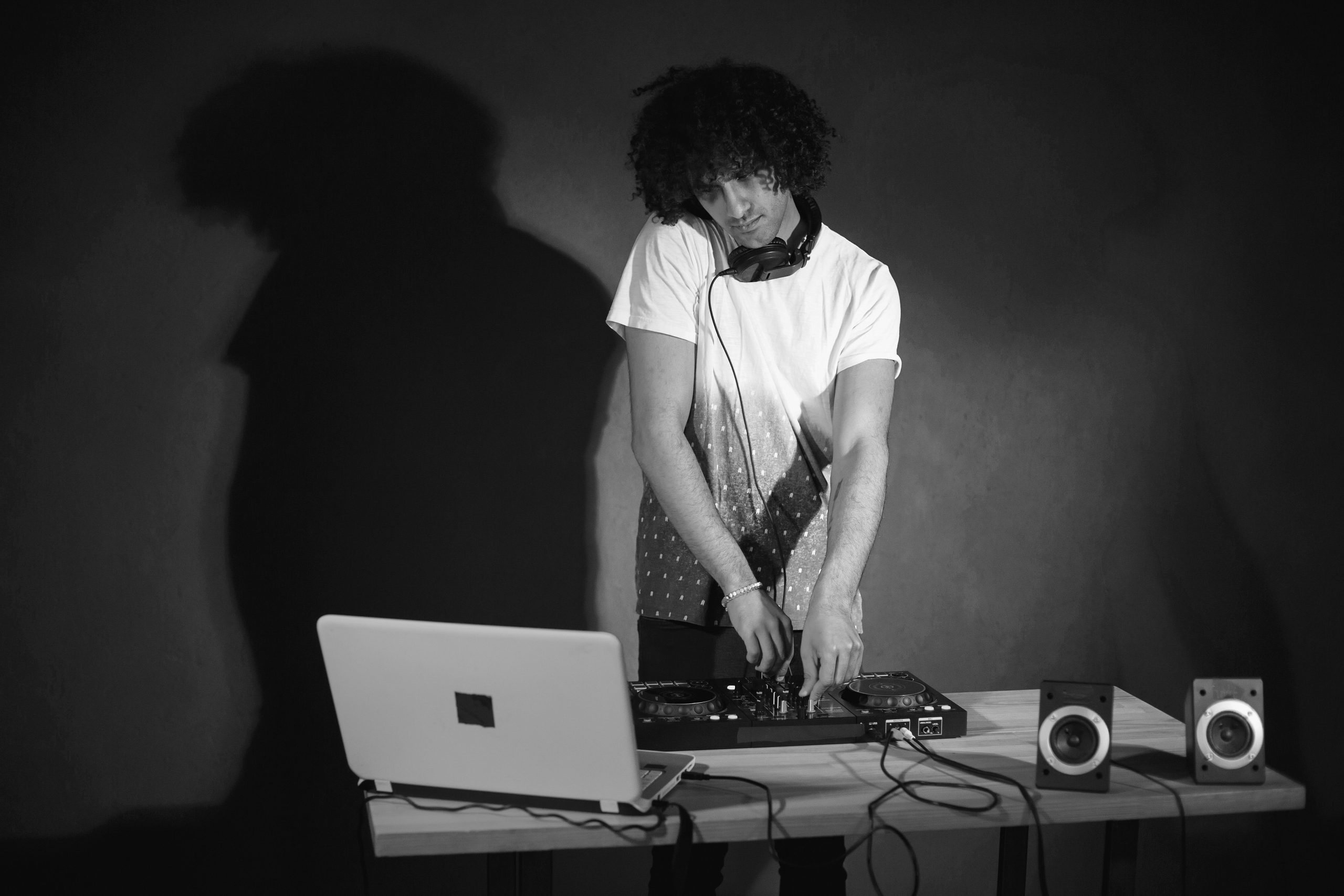 DJ aux cheveux bouclés mixant sur platine