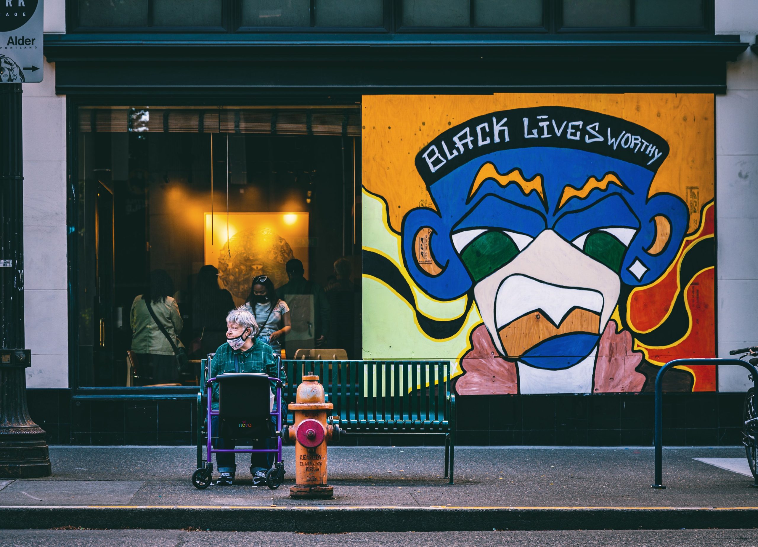 Femme âgée devant une fresque Black Lives Matter