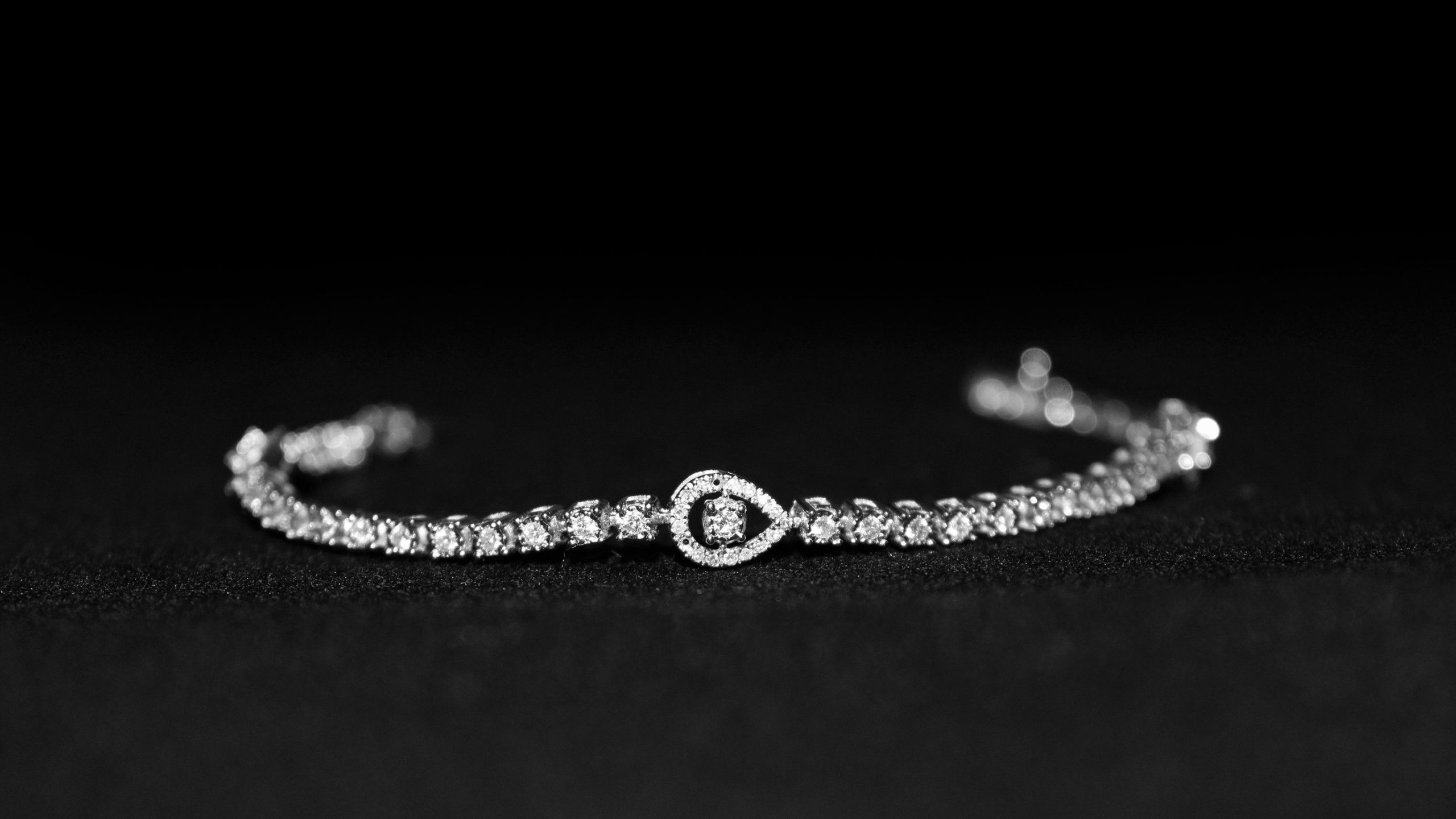 Bracelet diamant luxe fond noir élégant