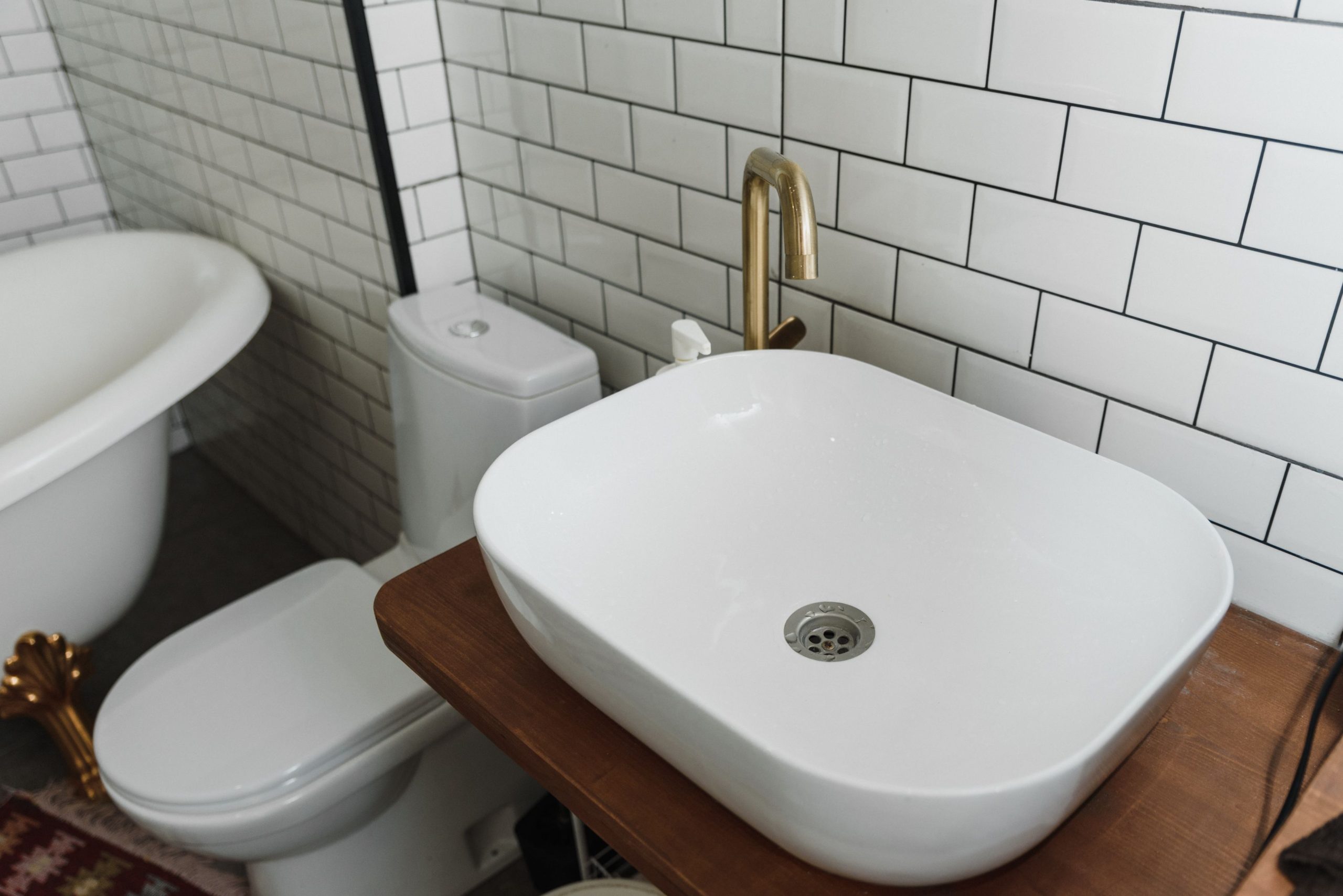 Salle de bain luxe avec fixtures ceramique modernes