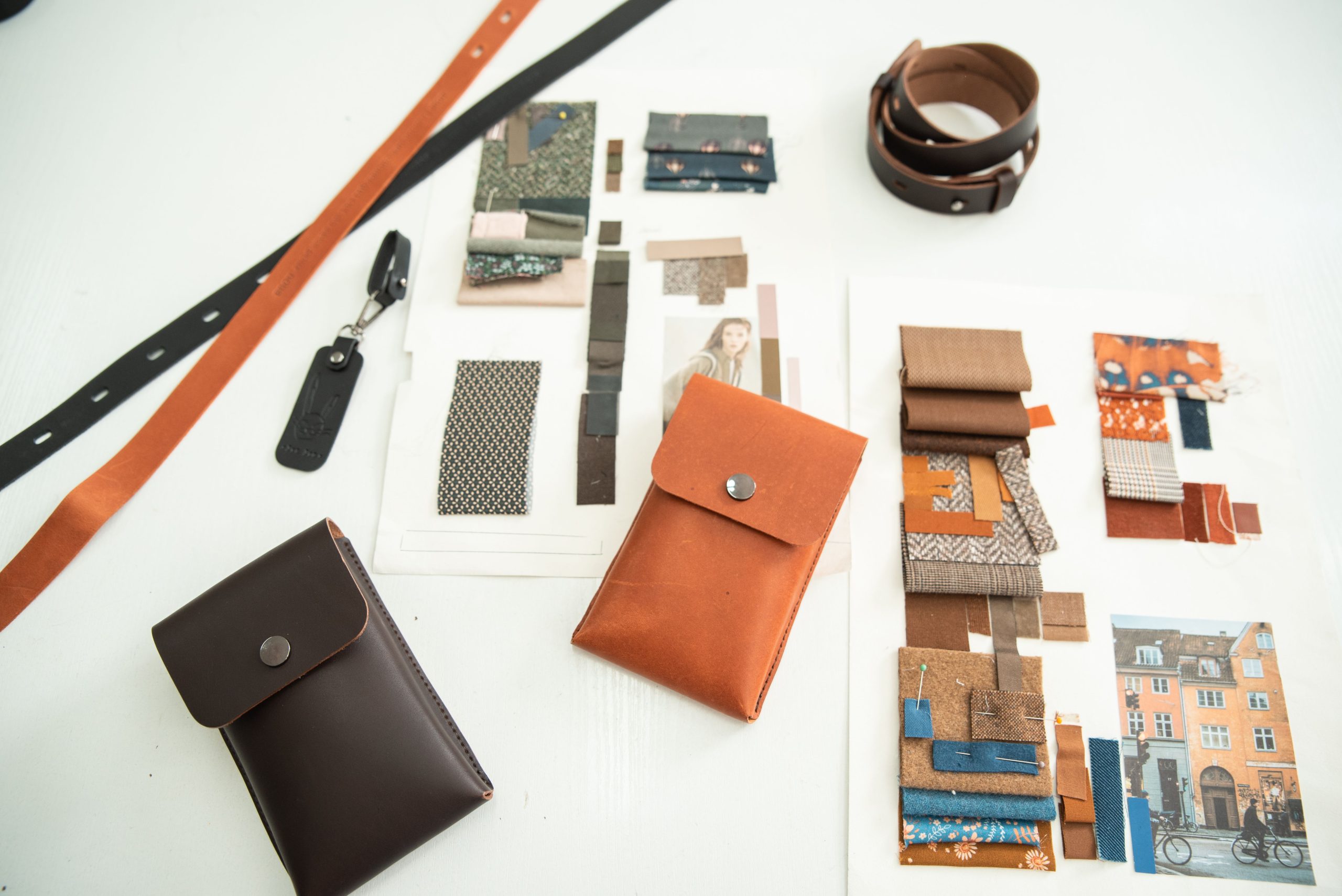 Espace de travail mode avec accessoires cuir