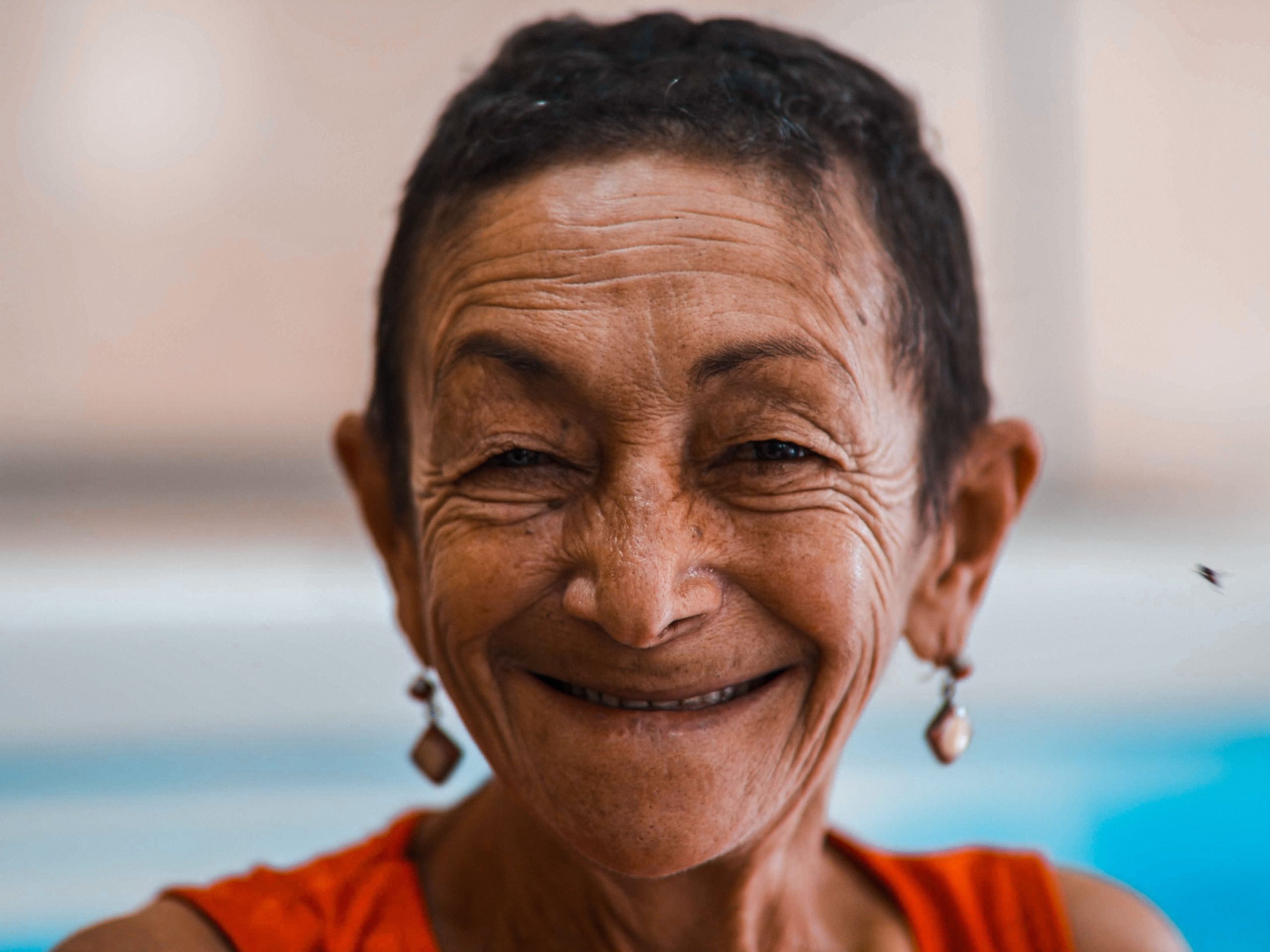 Gros plan femme senior aux cheveux courts