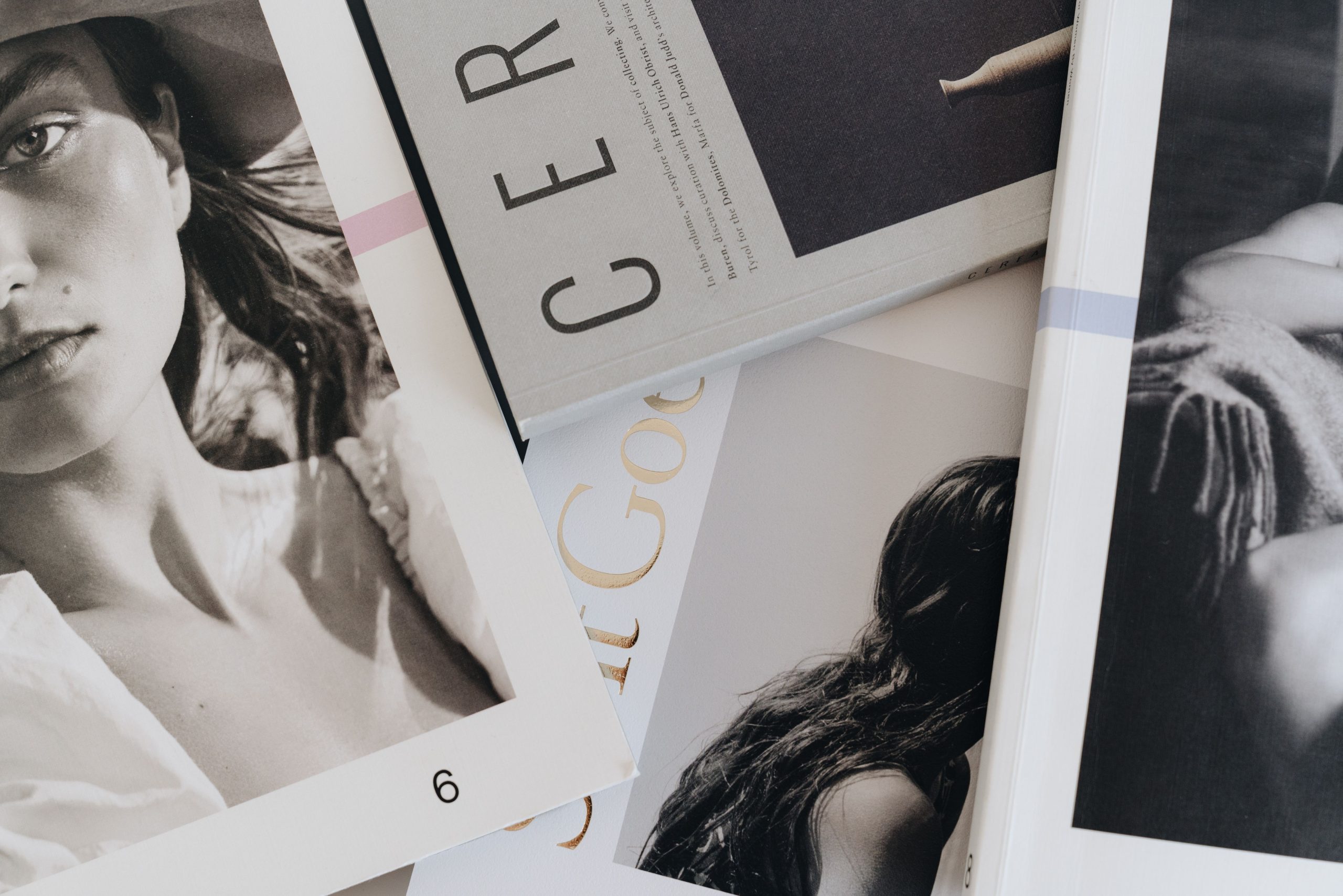 Magazines de mode et art disposés sur table