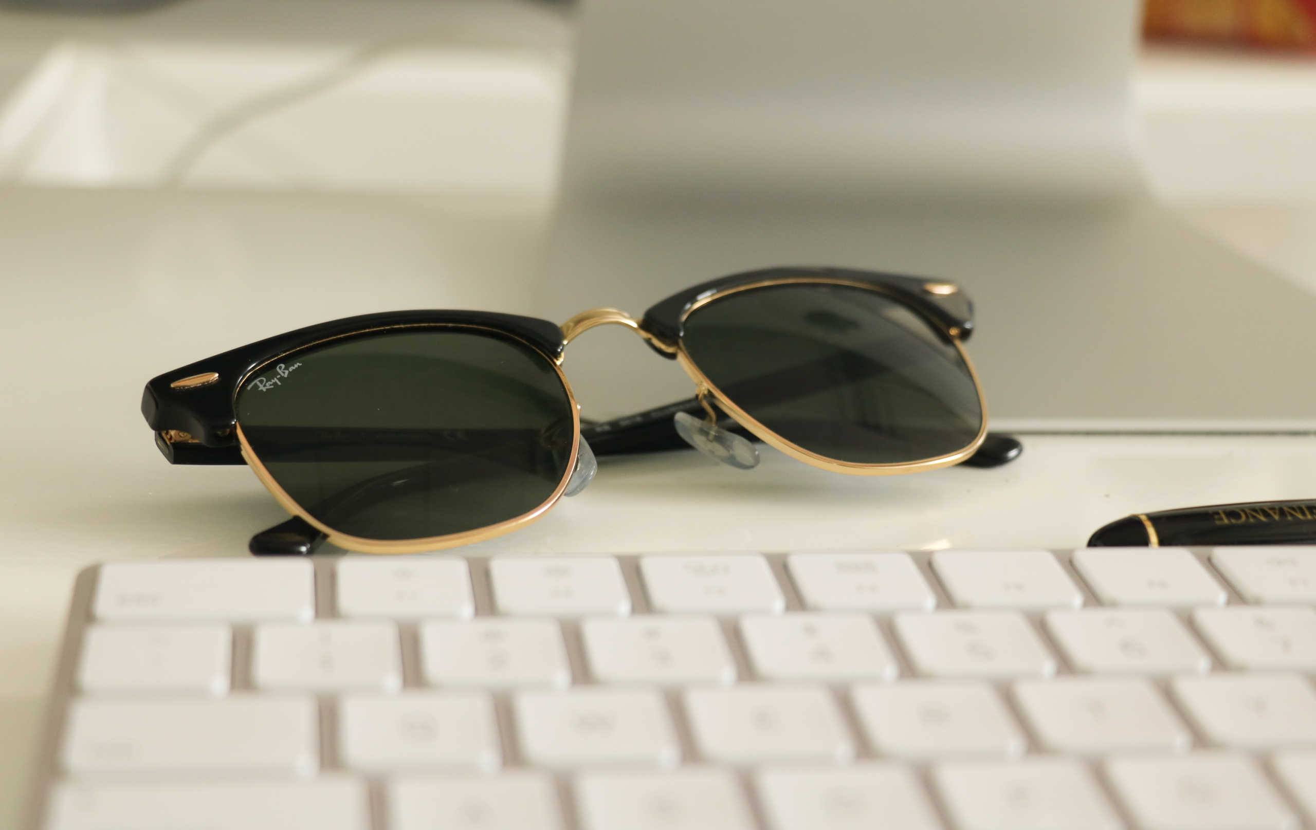Lunettes de soleil stylisées sur bureau professionnel
