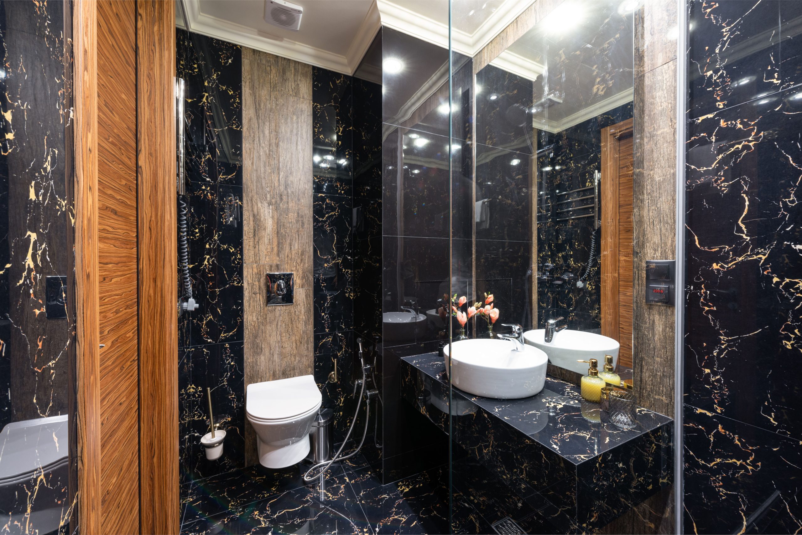 Toilettes en or design dans salle de bain contemporaine