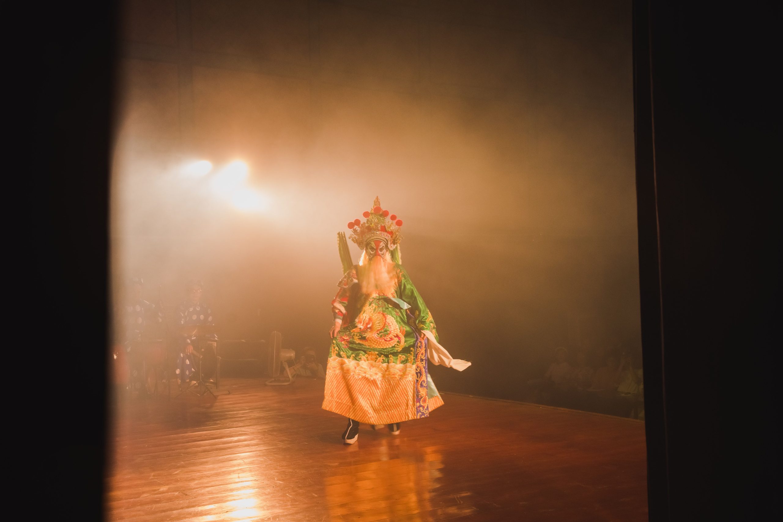 Performer d'opéra traditionnel en costume vibrant