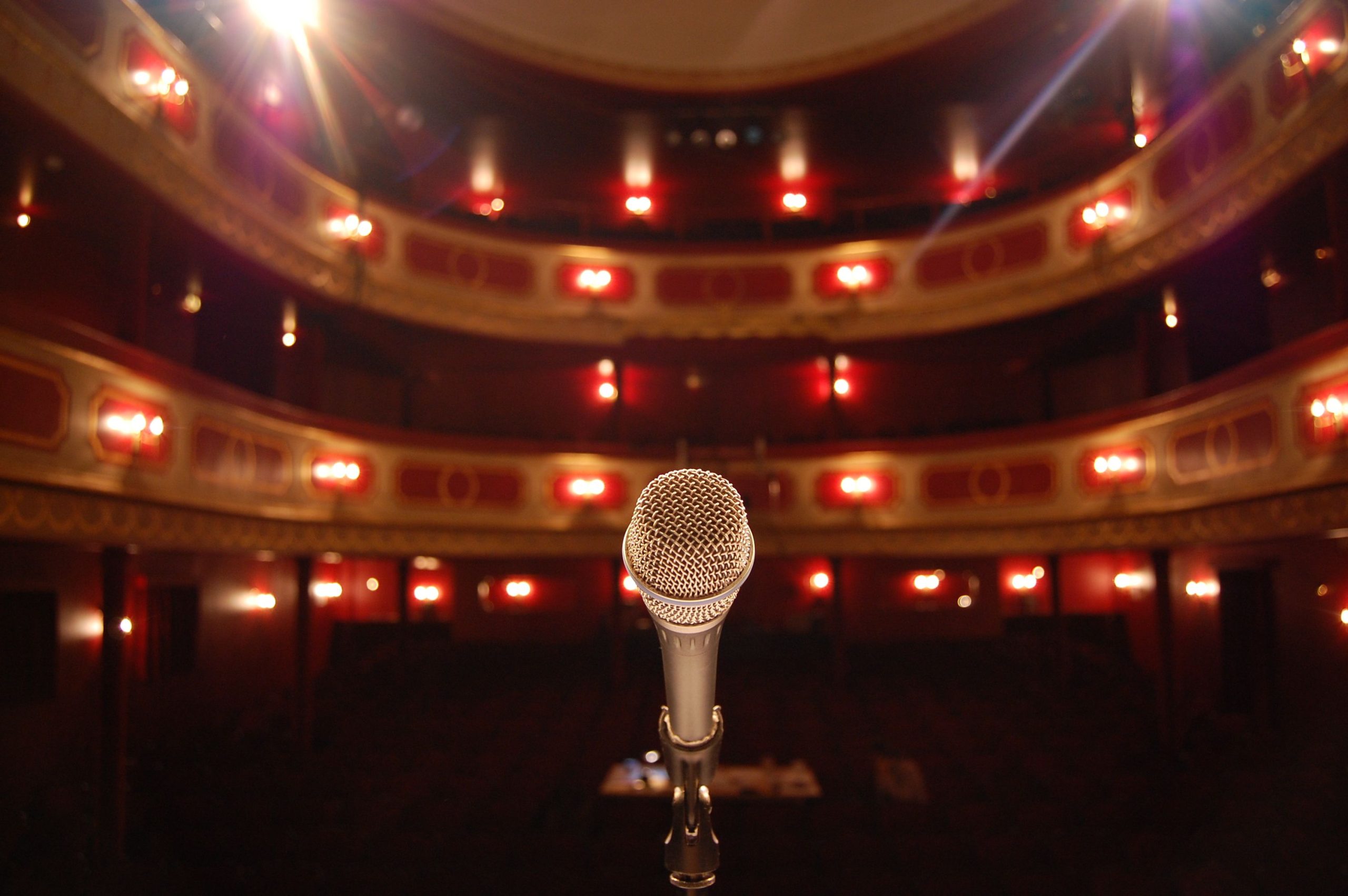 Microphone sur scène de théâtre aux balcons dorés