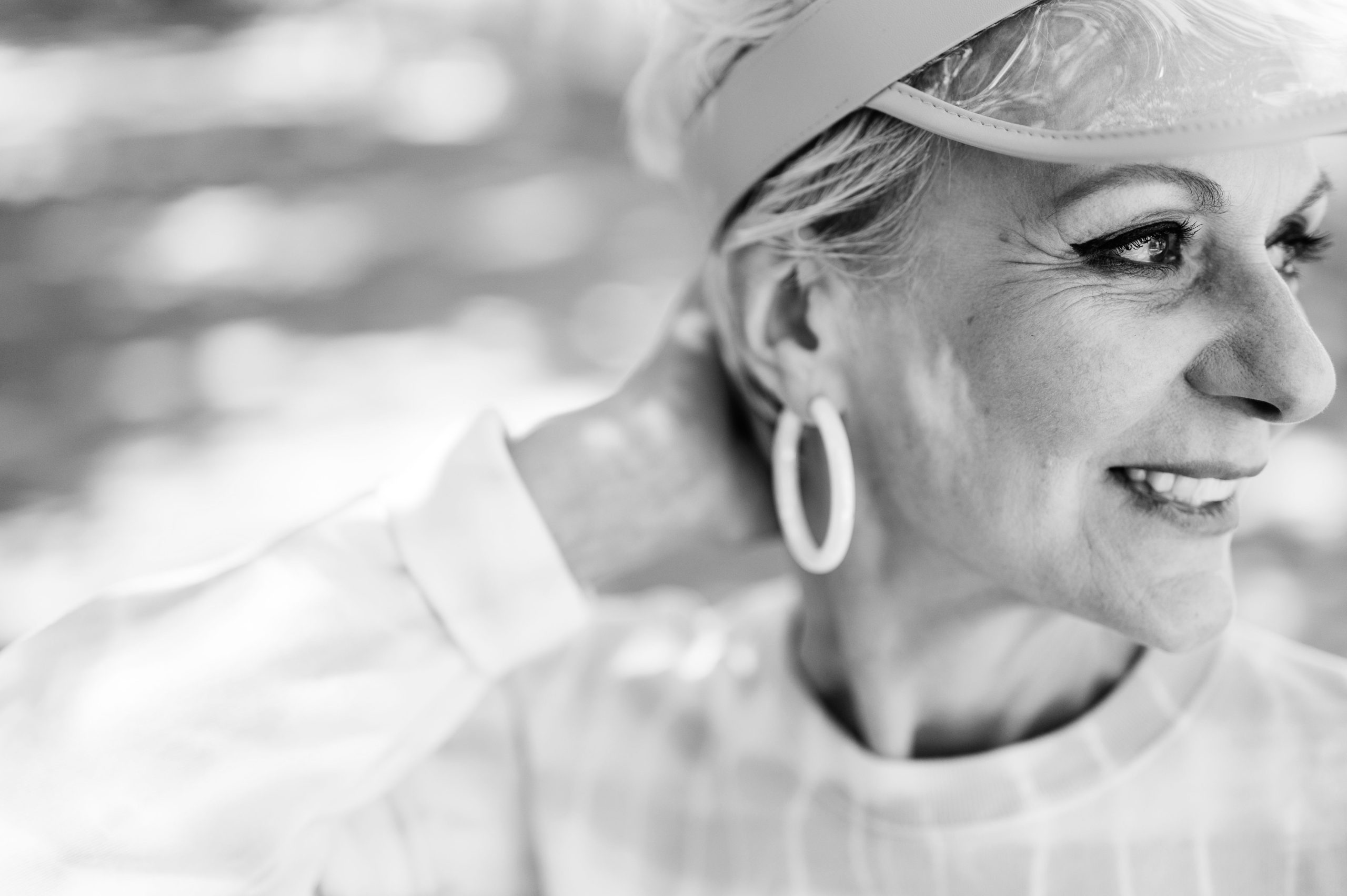 Portrait noir et blanc femme senior souriante
