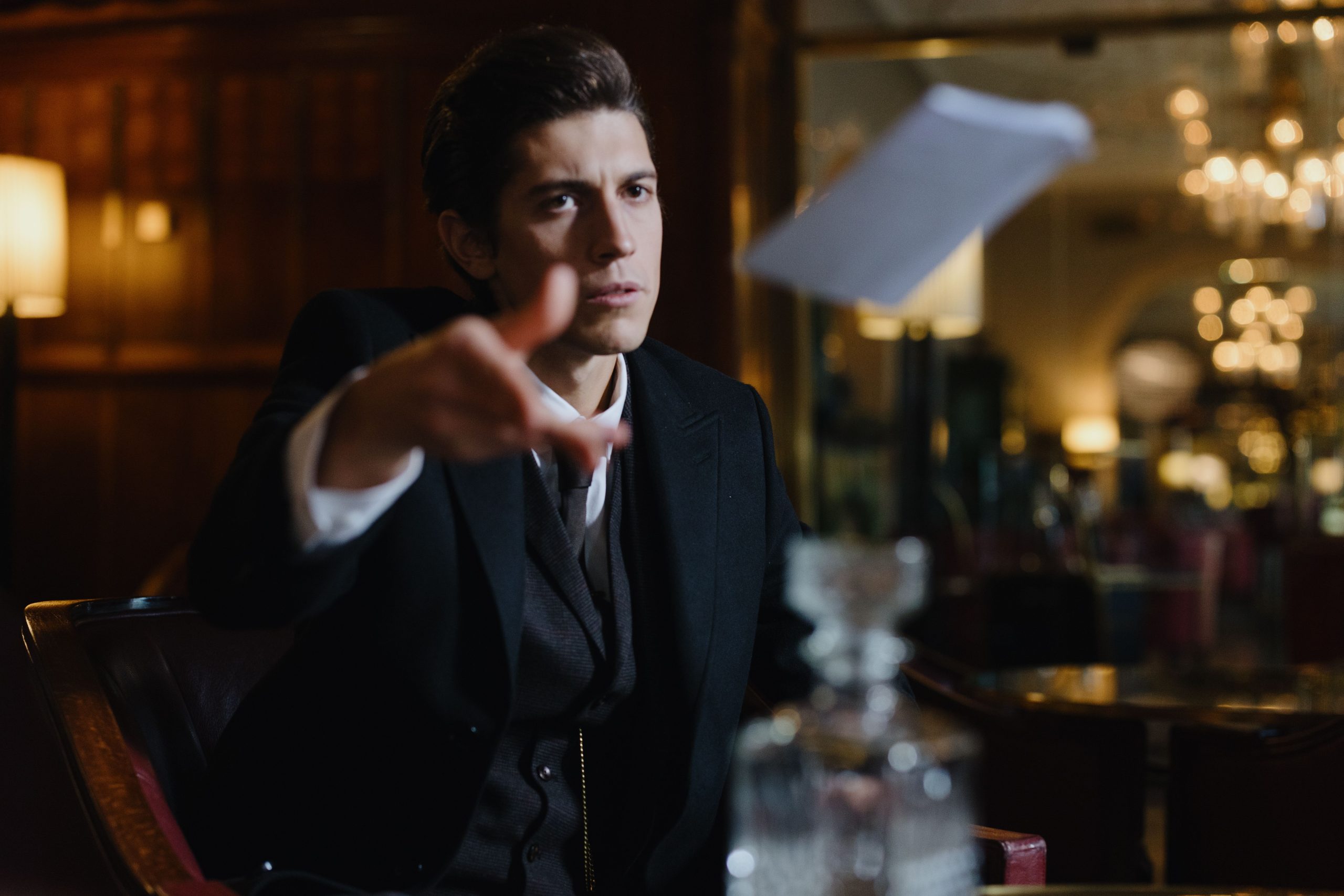 Homme en costume noir dans un bar vintage classique