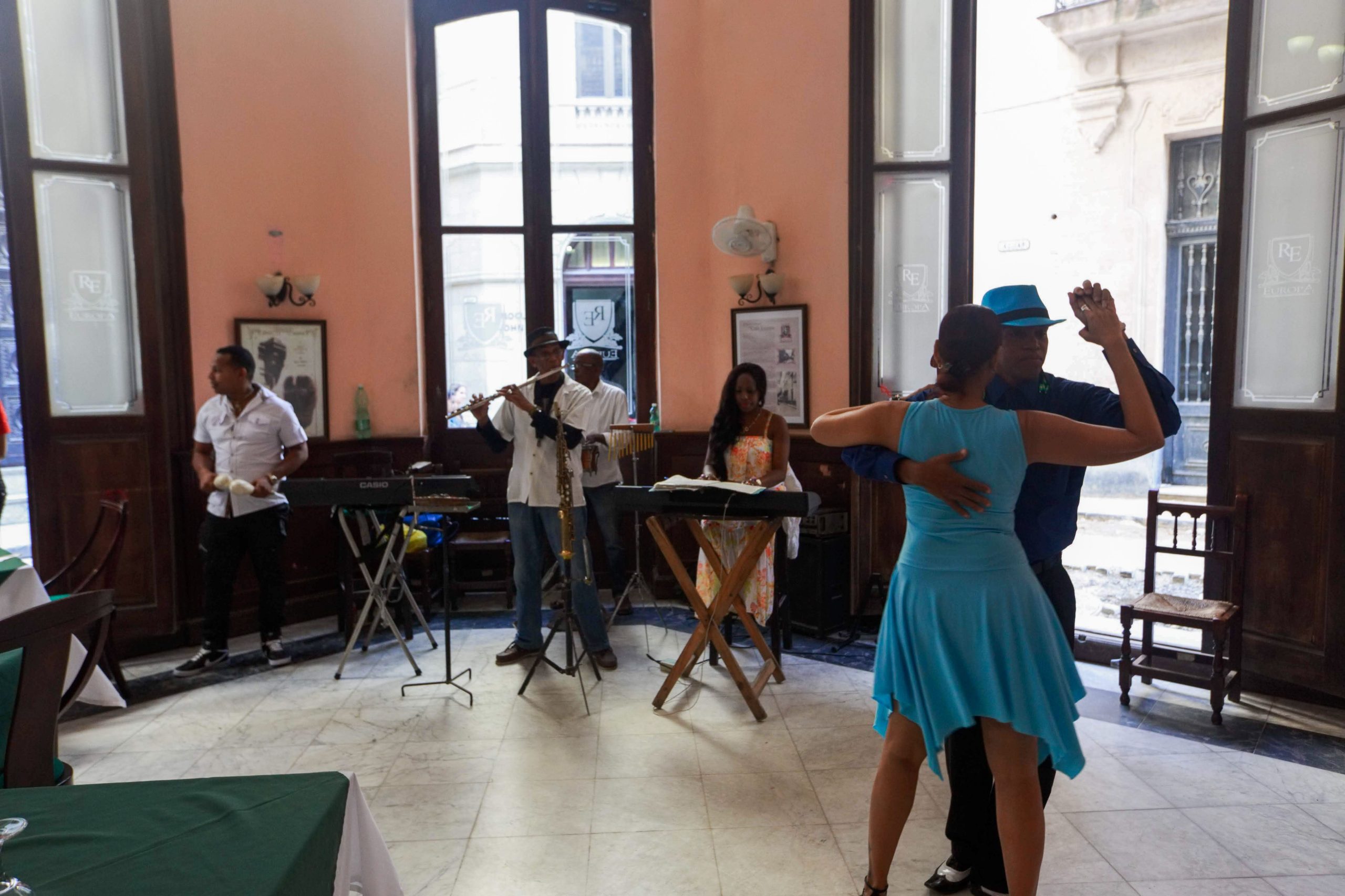 Danseurs et musiciens spectacle latino vivant