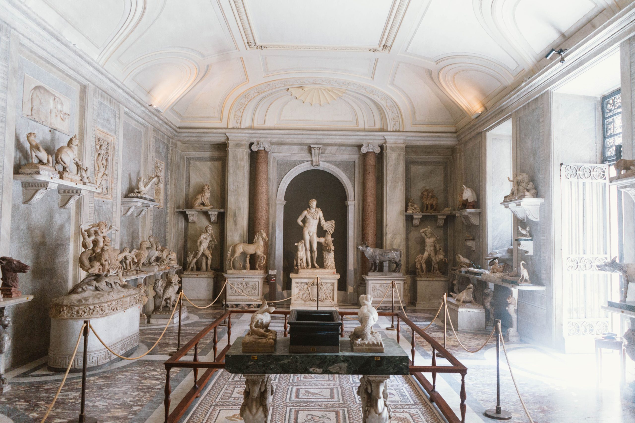 Statues romaines antiques dans un musée romain
