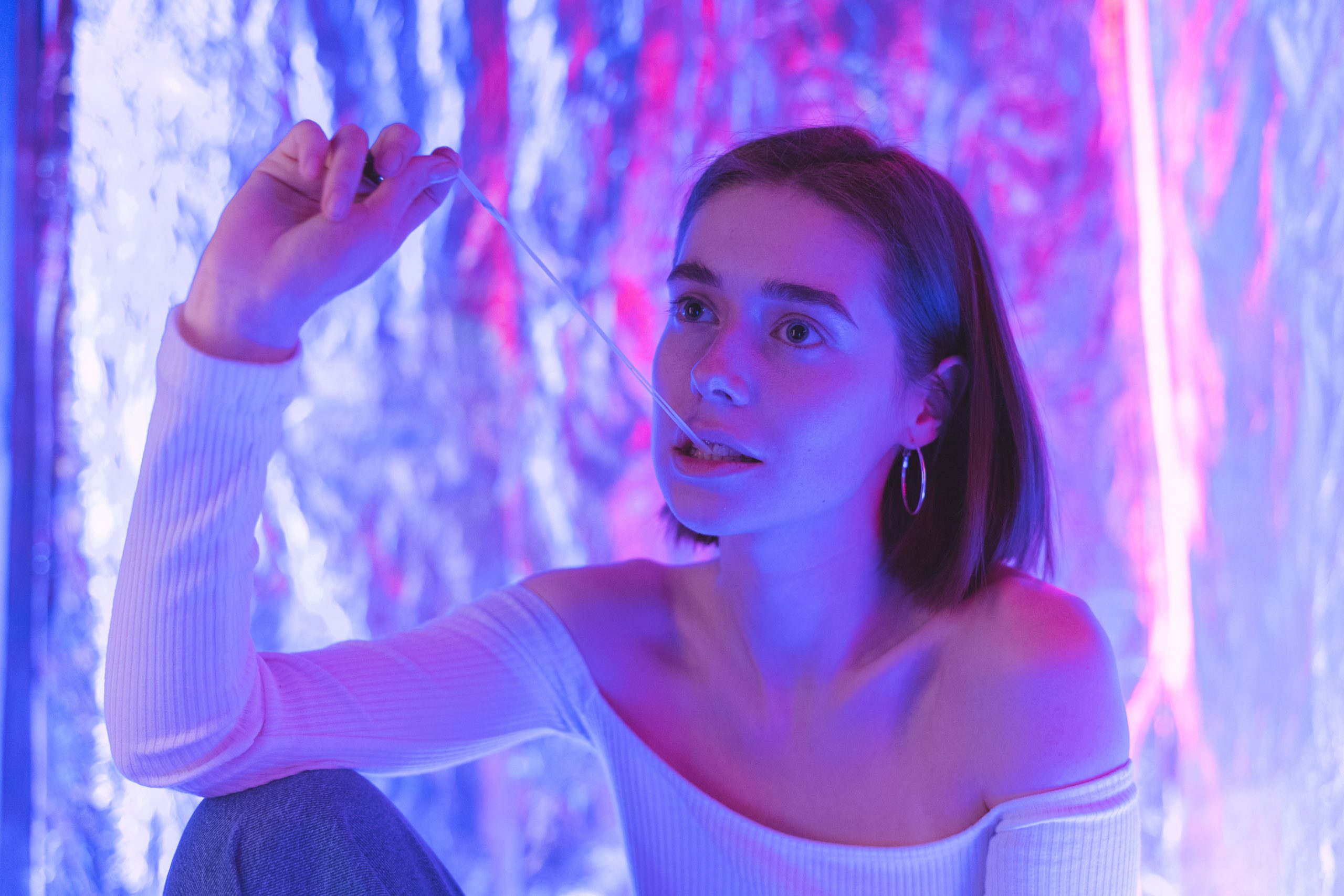 Jeune femme bubble gum neon moderne