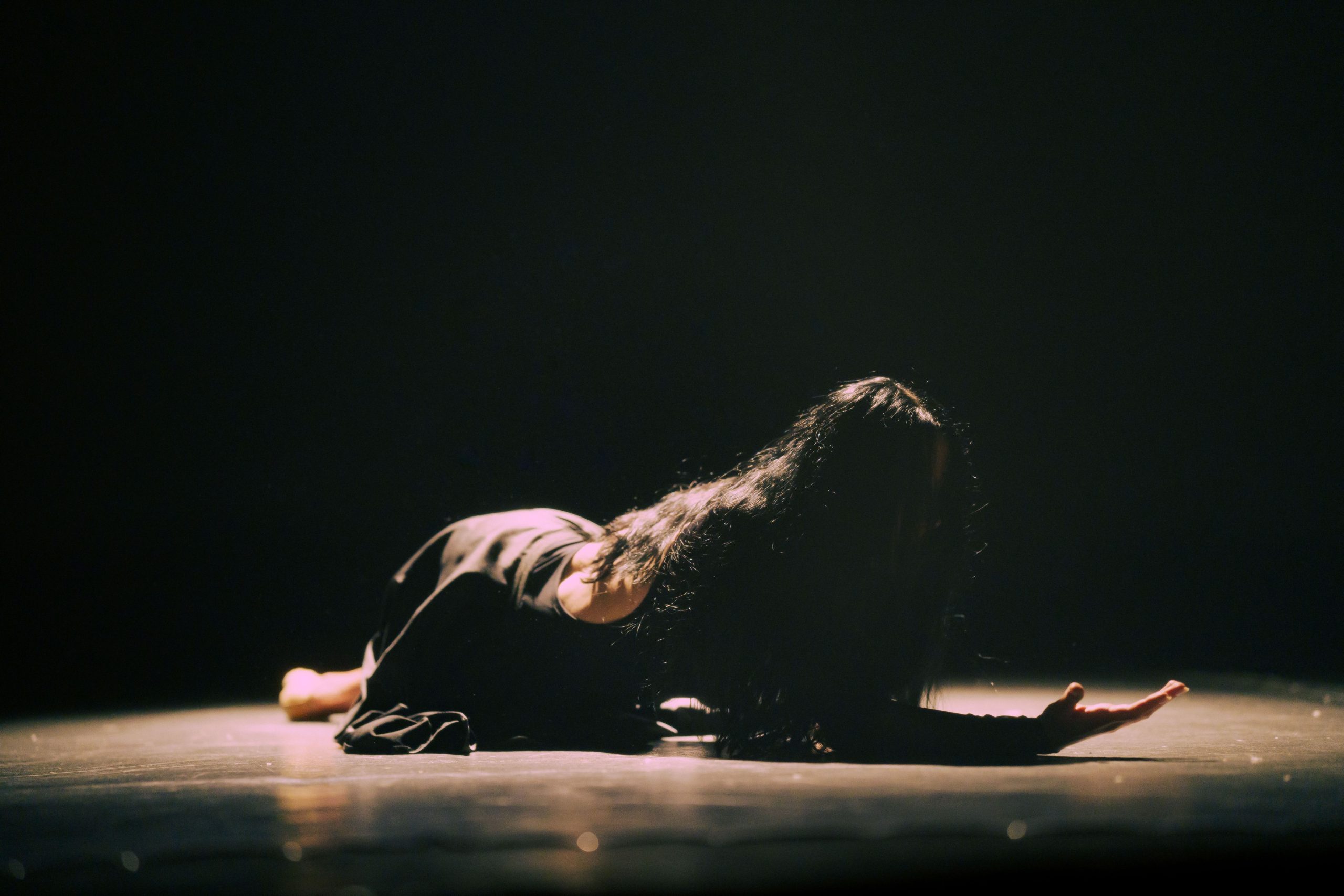 Femme en performance de danse émotionnelle sur scène