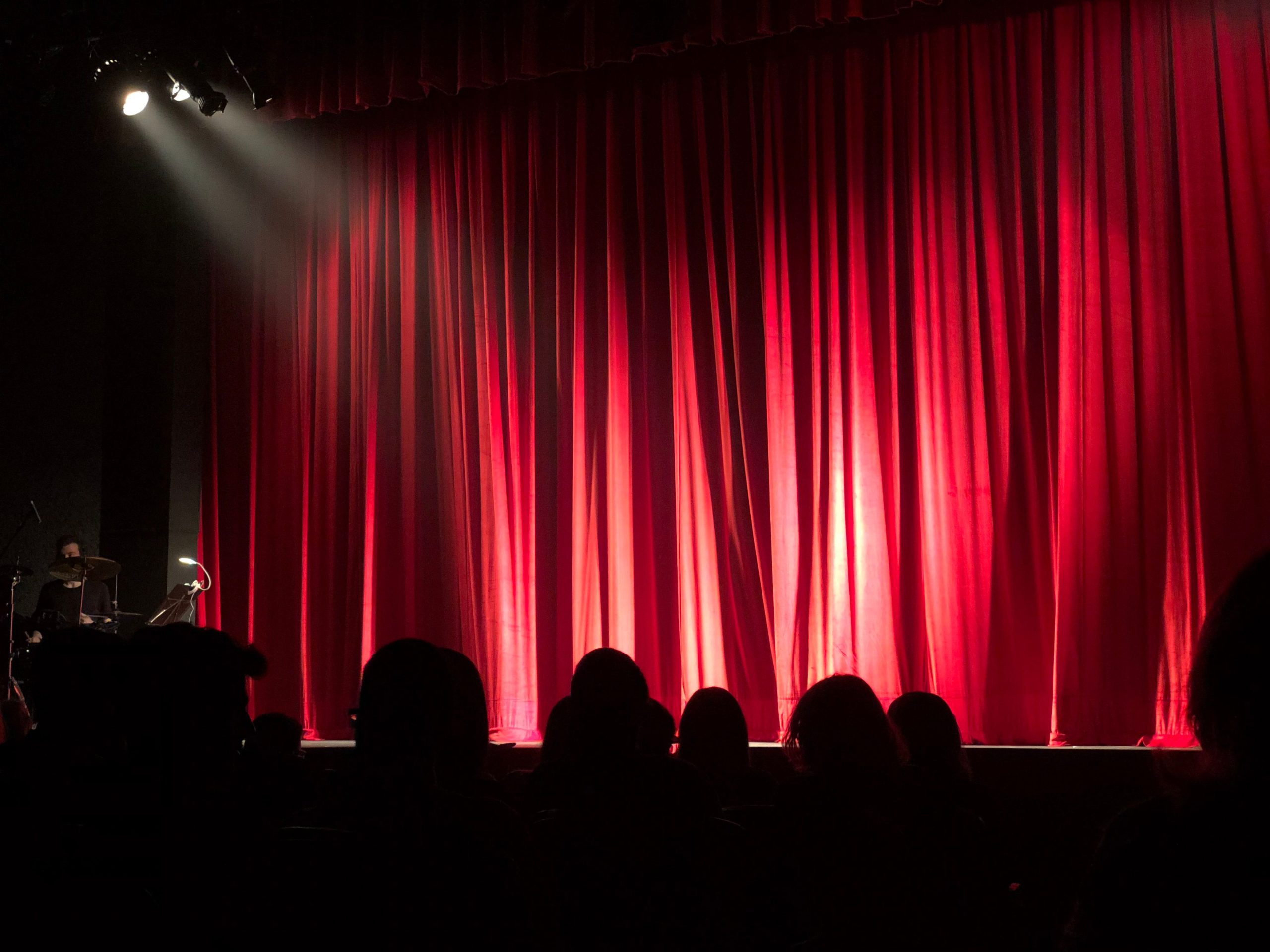 Scène de théâtre rouge avec public en contre-jour