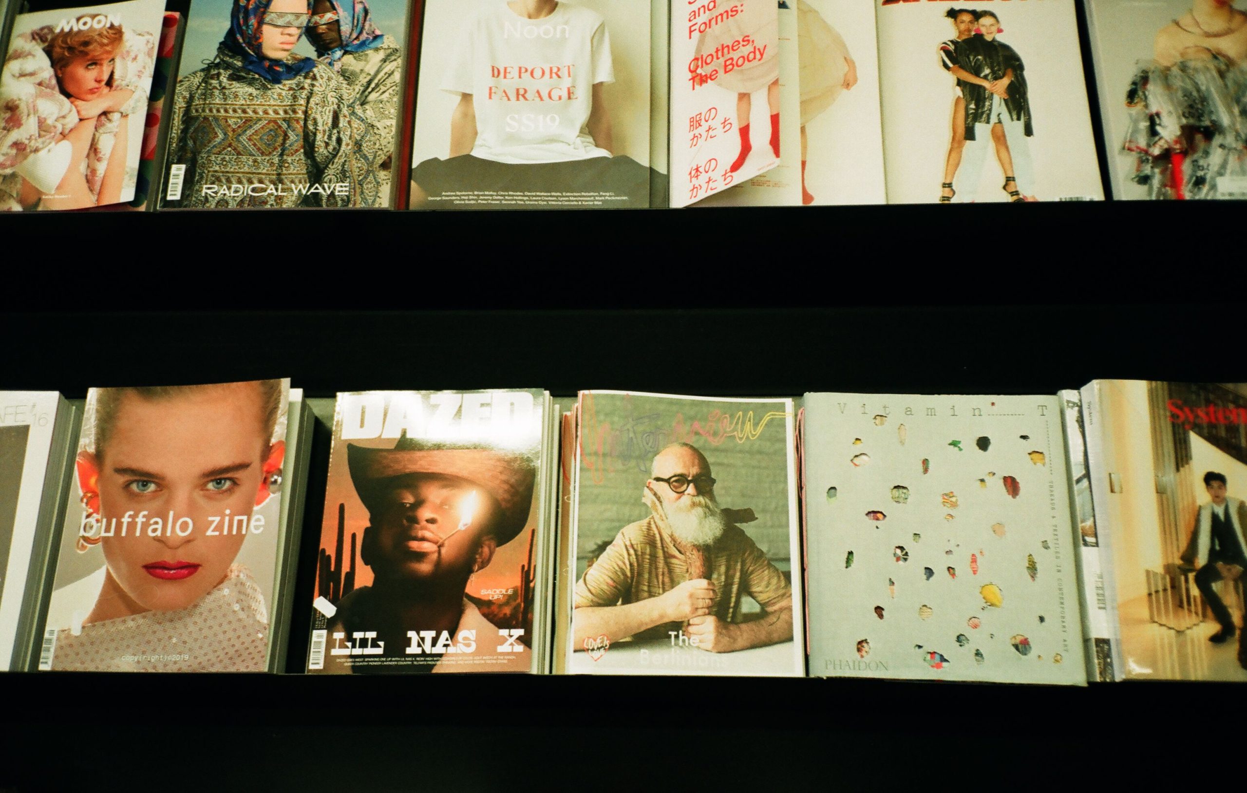 Couvertures de Vogue colorées en rayon librairie