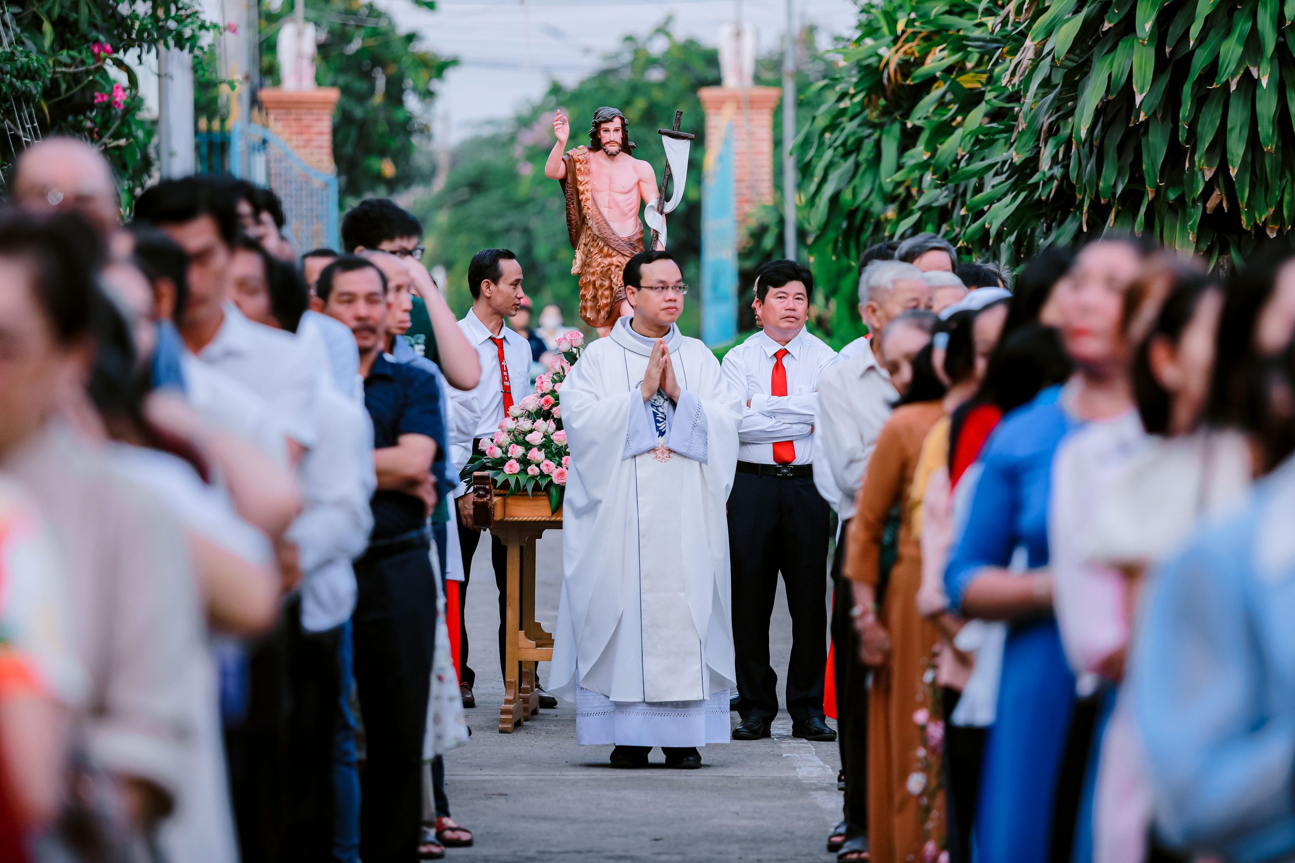 Prêtre dirigeant procession religieuse en plein air