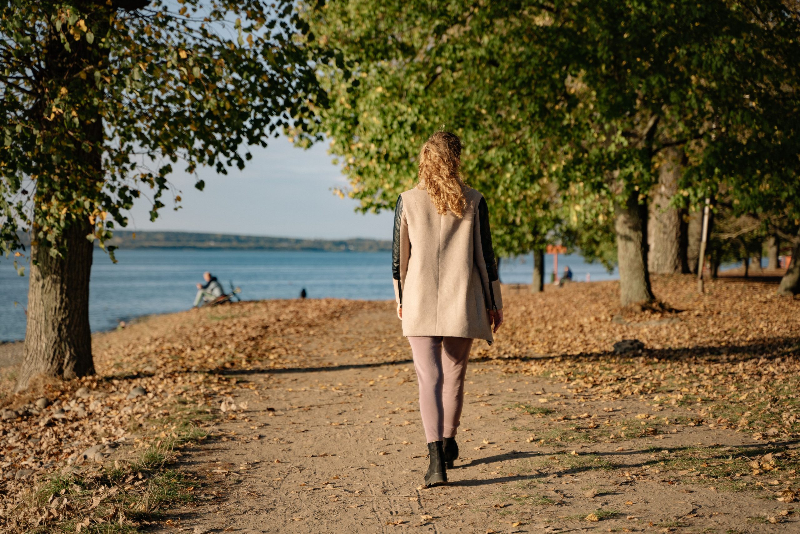 Femme marche lac automne soleil arbre