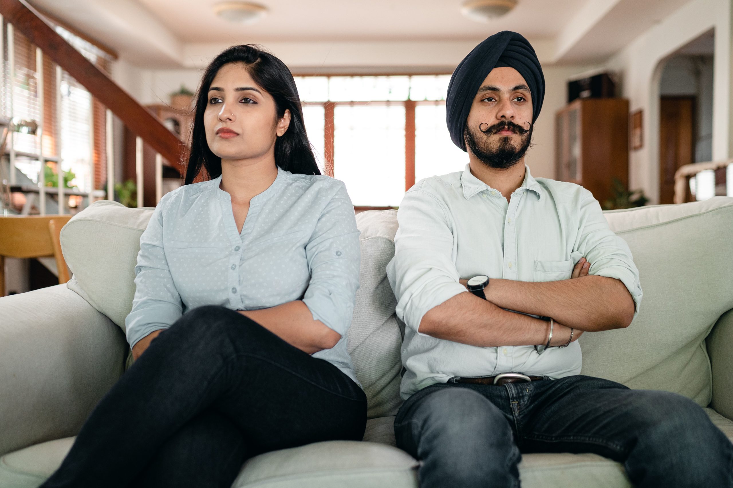 Couple indien frustre ignorant mutuellement sur canape