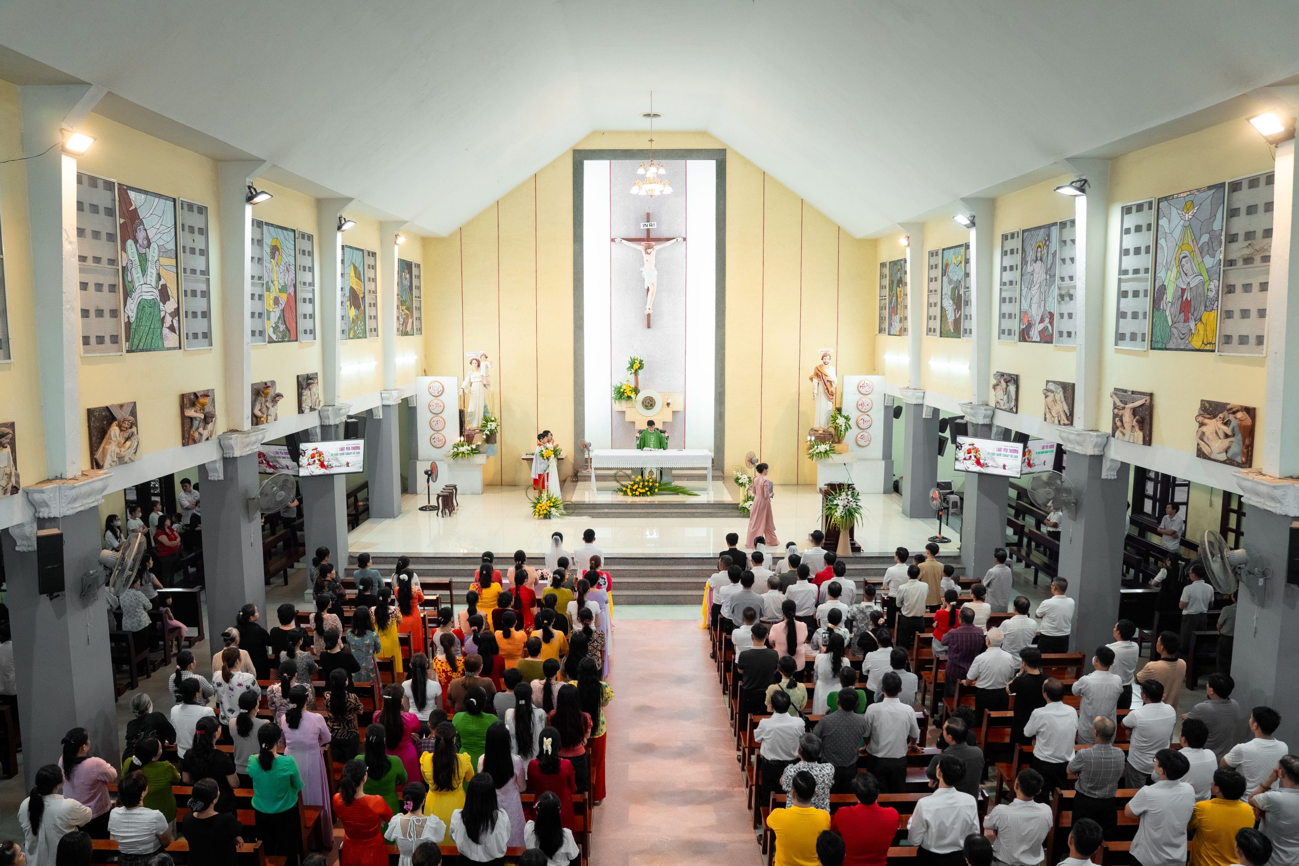 Service religieux vibrant avec congrégation décorée