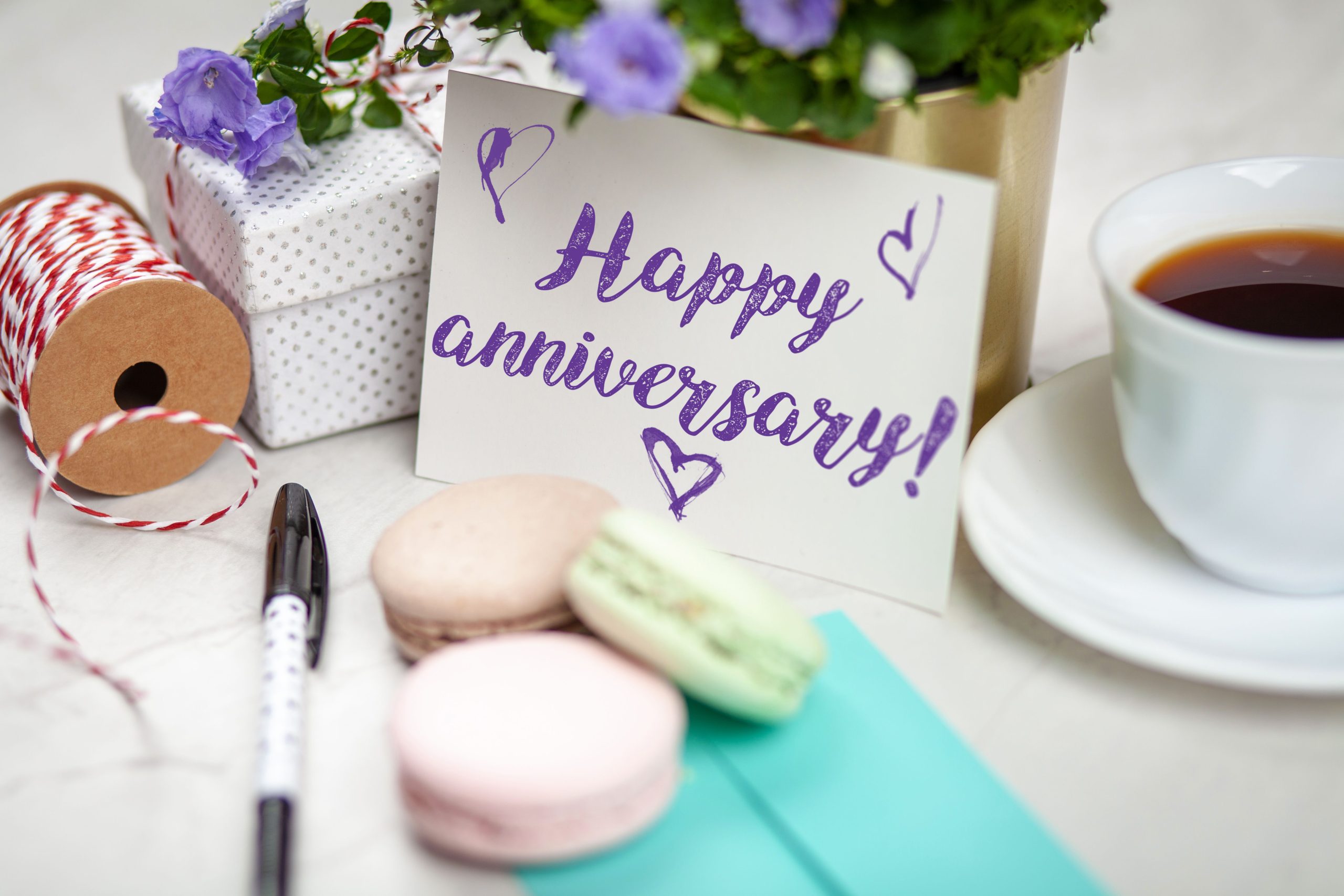 Carte anniversaire avec fleurs cadeaux et macarons