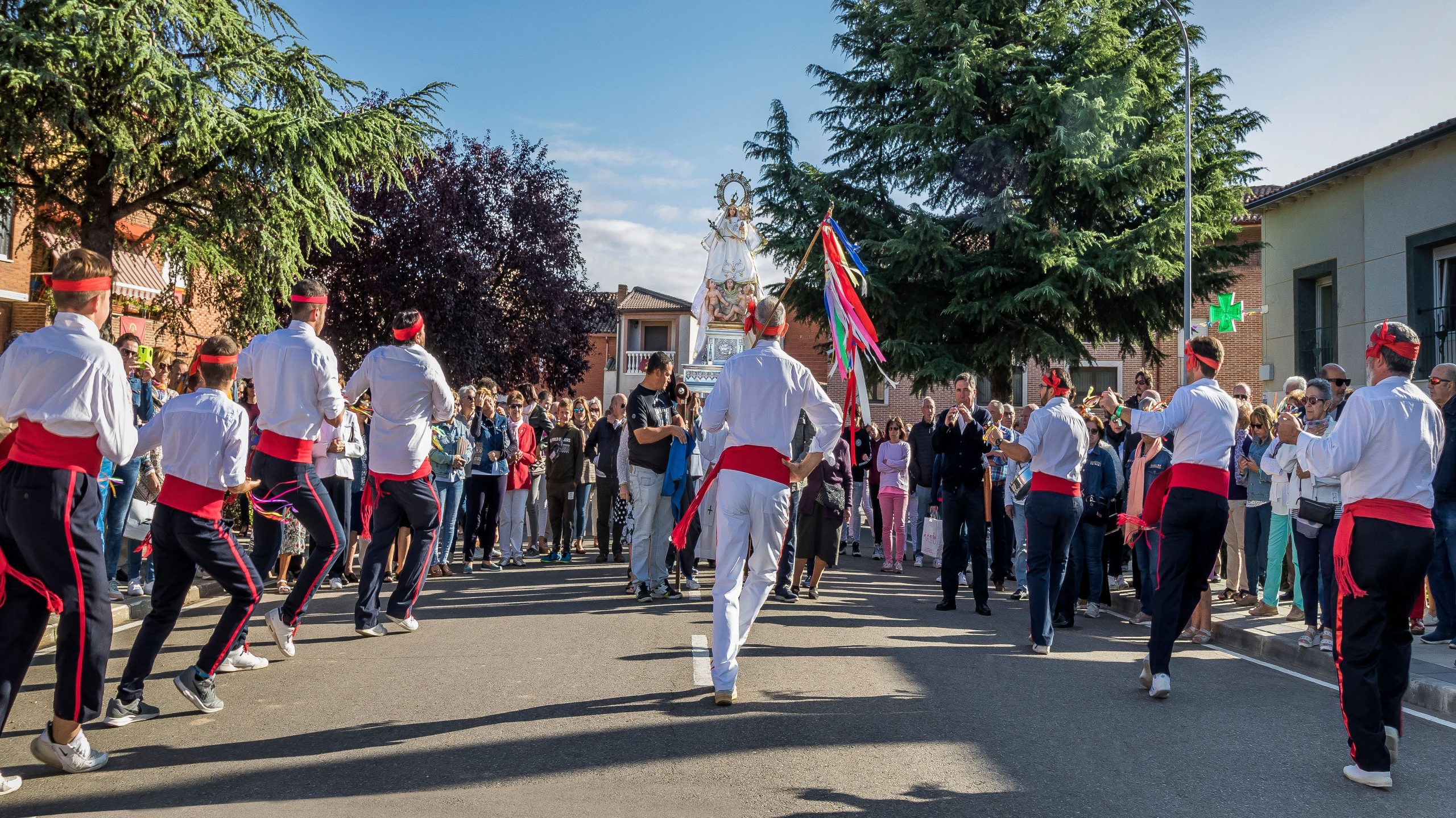 Défilé coloré avec danseurs traditionnels en fête