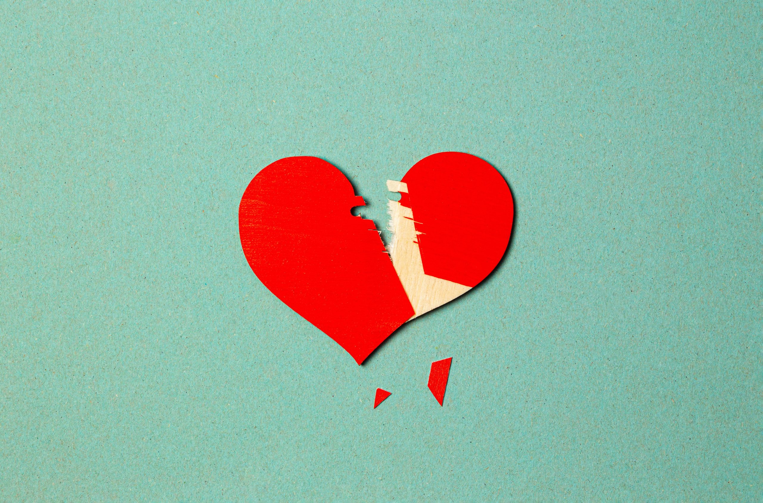 Cœur rouge déchiré sur fond bleu