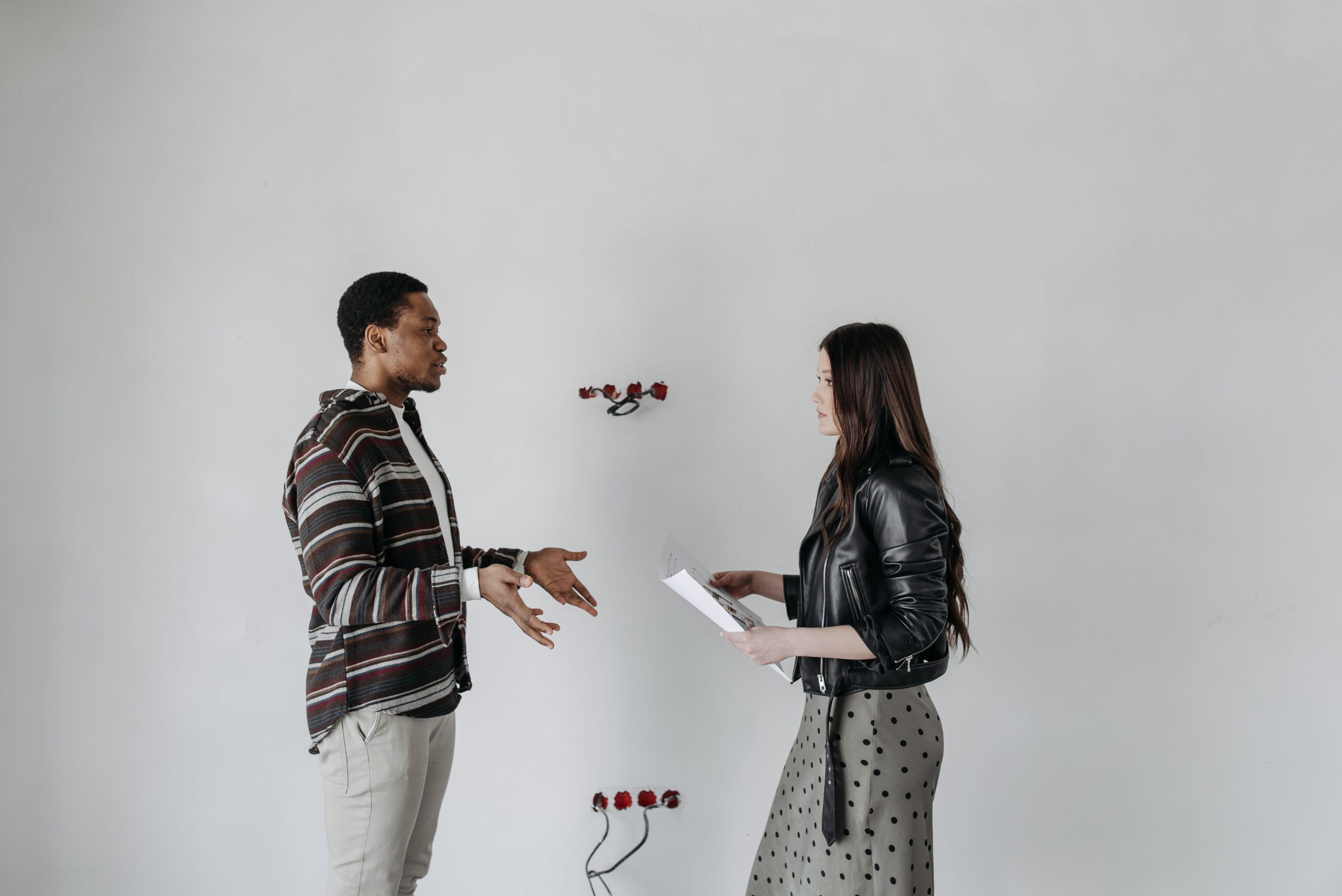 Homme et femme élégants discutant dans un intérieur