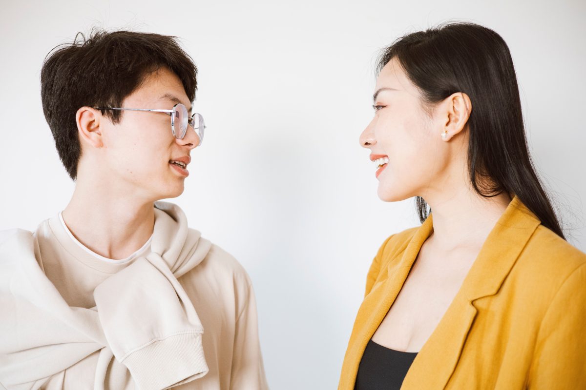 Comment parler à une fille sans bafouiller et tenir la conversation ?