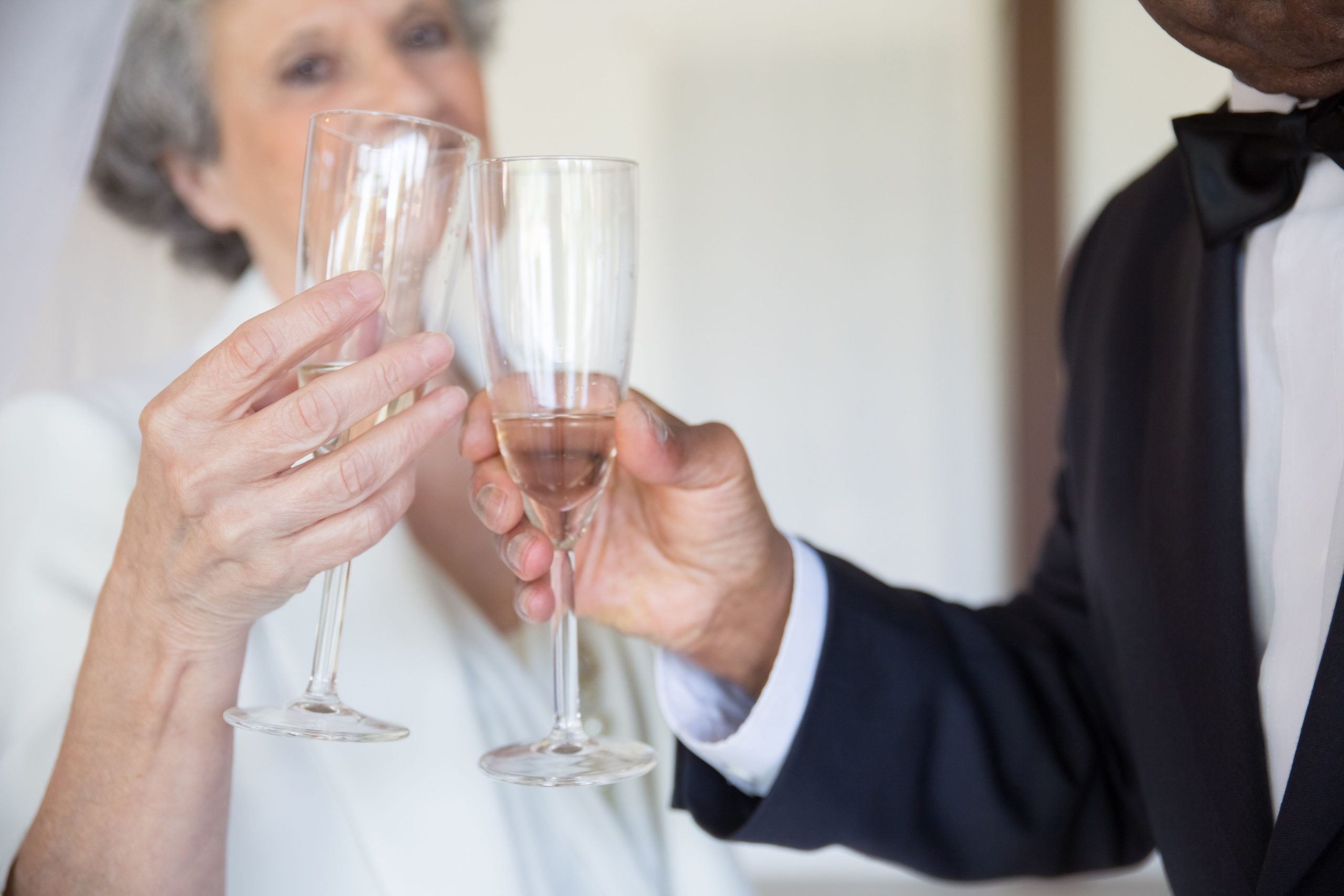Couple senior célébrant avec champagne en tenue formelle