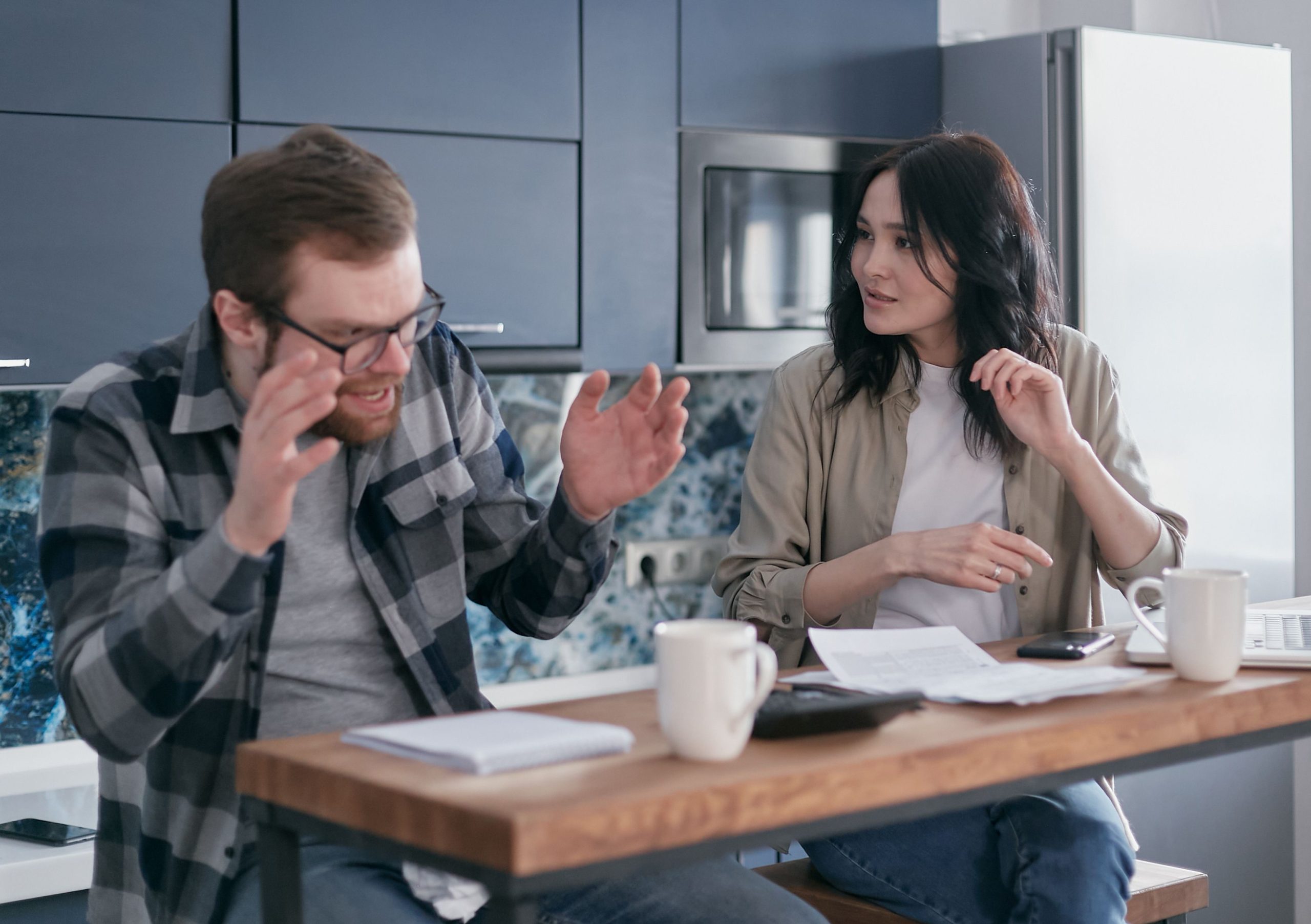 Couple inquiet discutant de ses problèmes à table