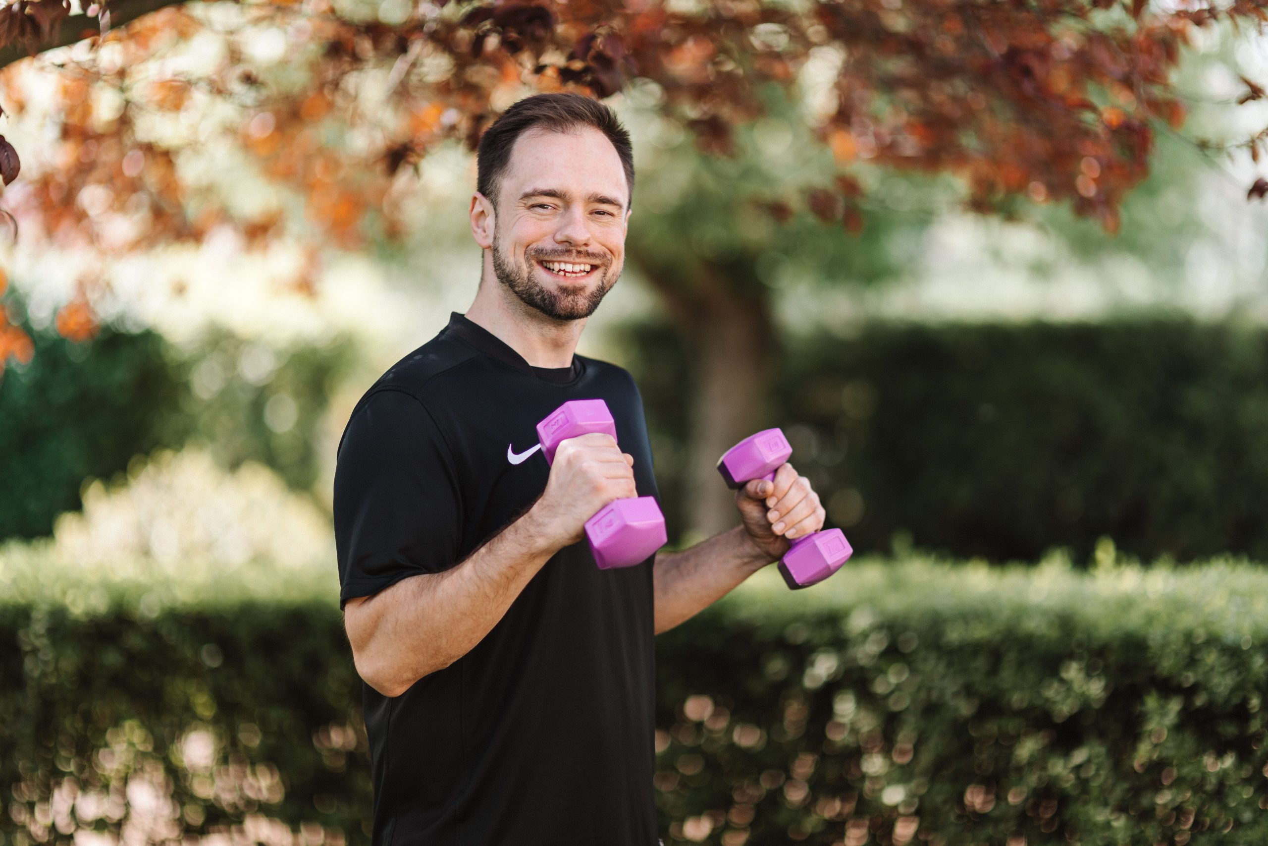 Homme souriant faisant du sport en extérieur