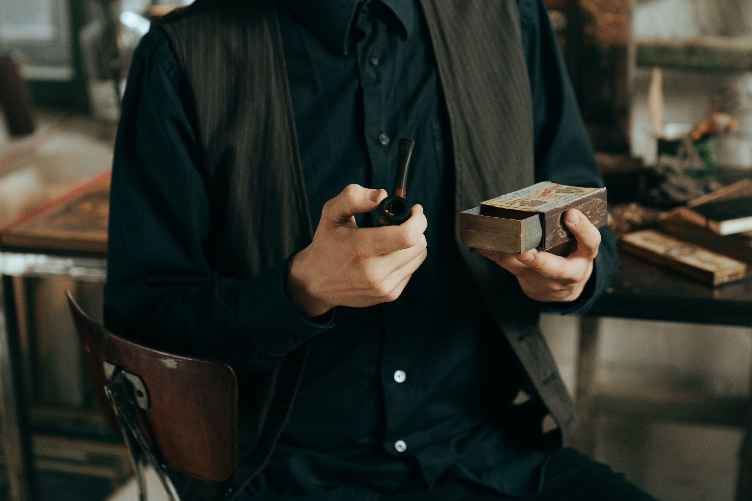 Homme tenant une pipe à tabac