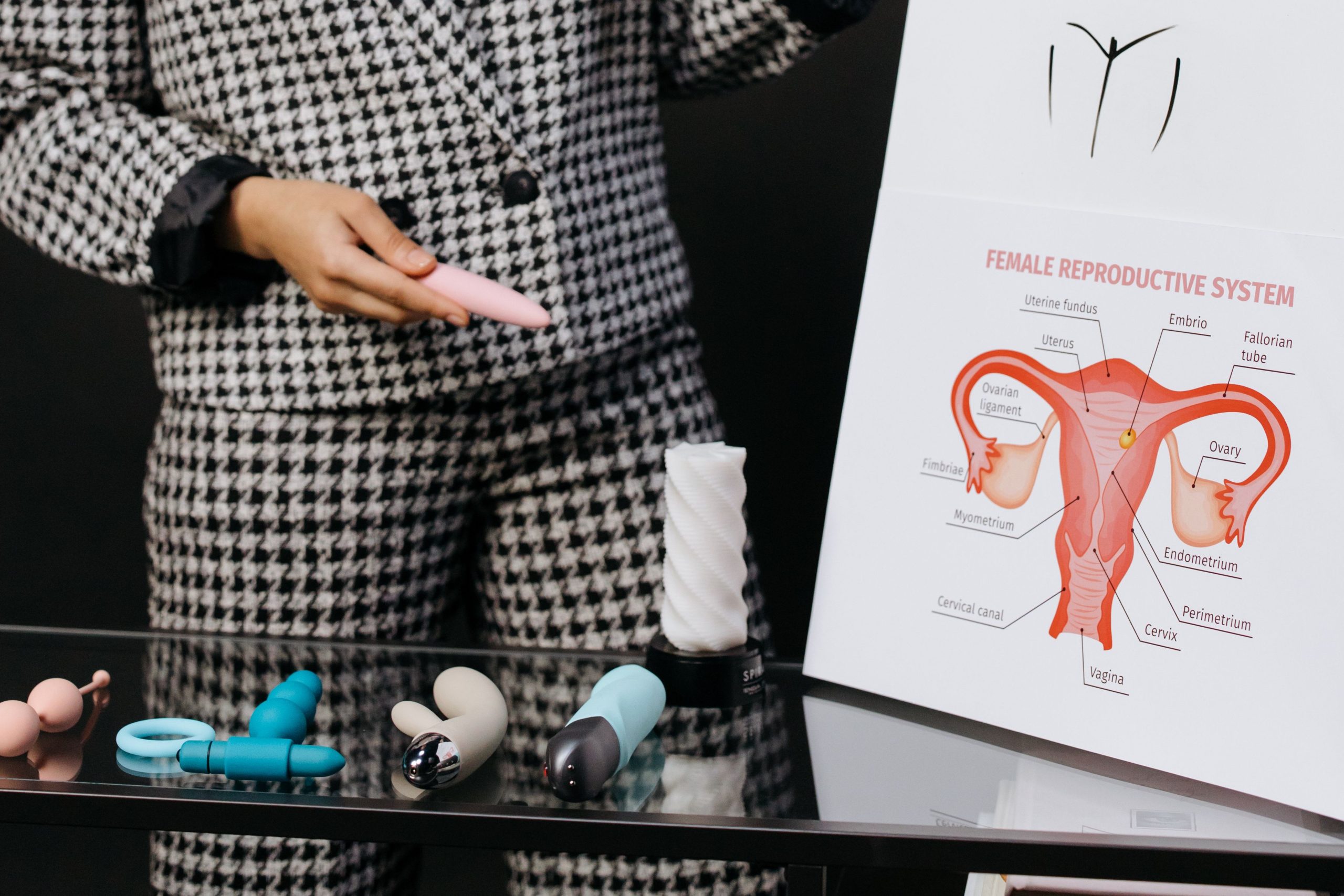 Diagramme anatomique féminin avec objets éducatifs
