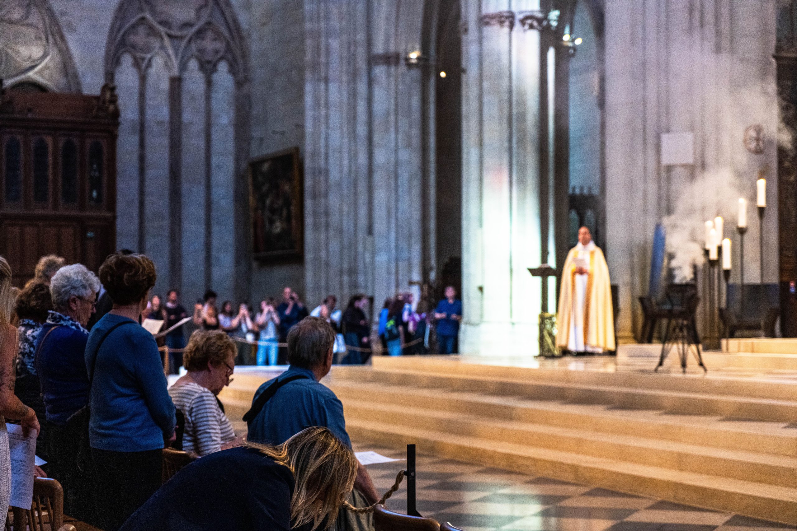 Messe solennelle dans une cathédrale parisienne historique