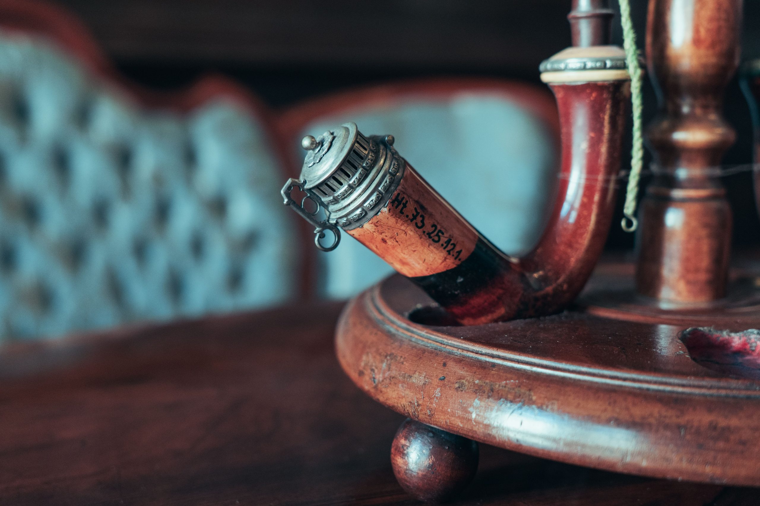 Pipe en bois vintage sur son support