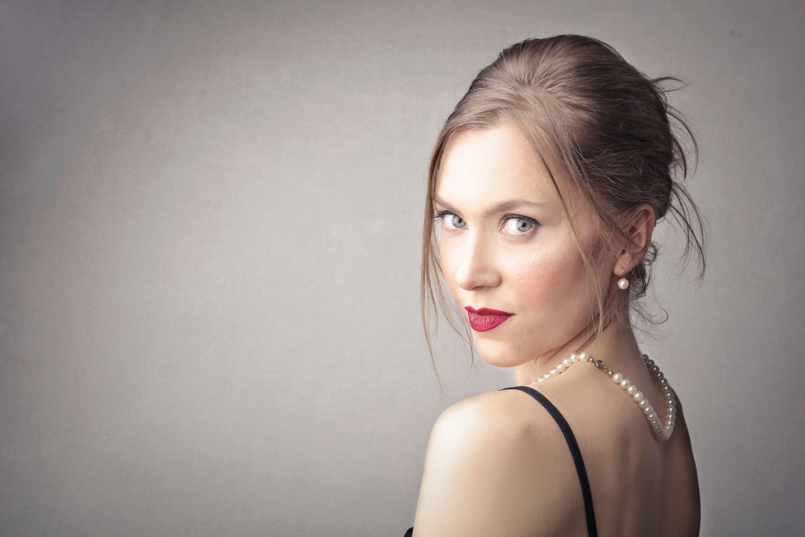 Portrait femme belle avec rouge à lèvres perles