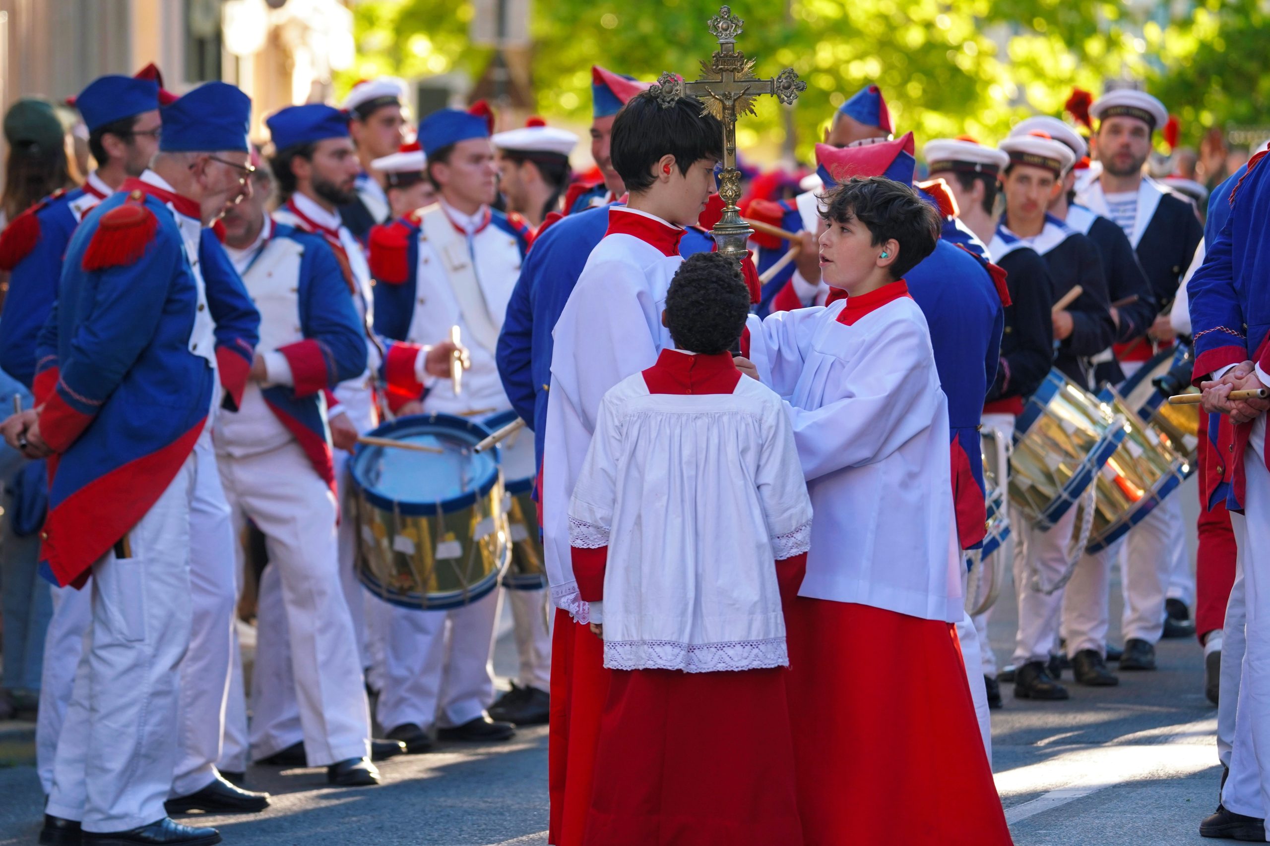 Procession festive en costumes traditionnels avec croix