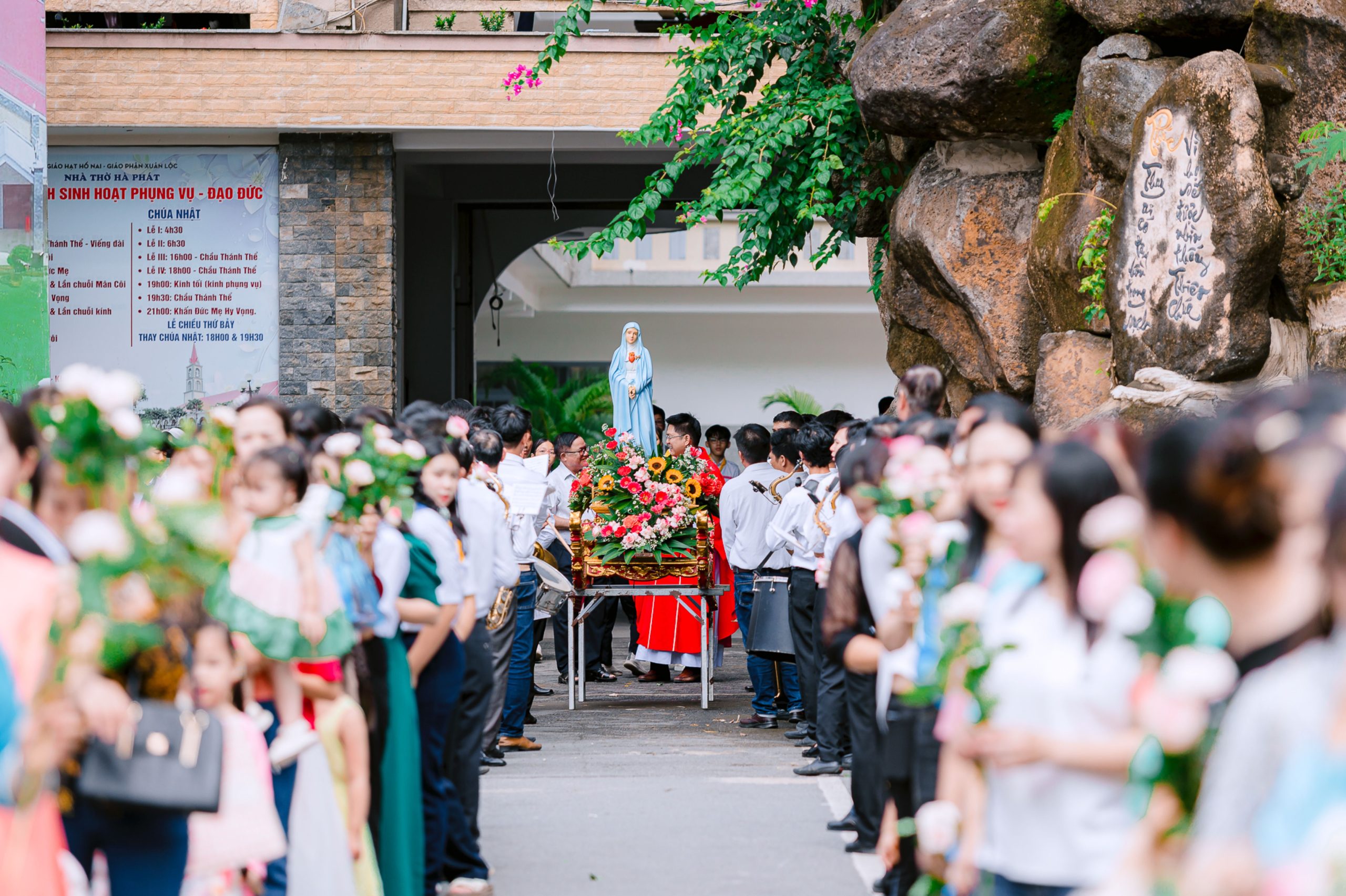 Procession religieuse avec statue de Marie en plein air