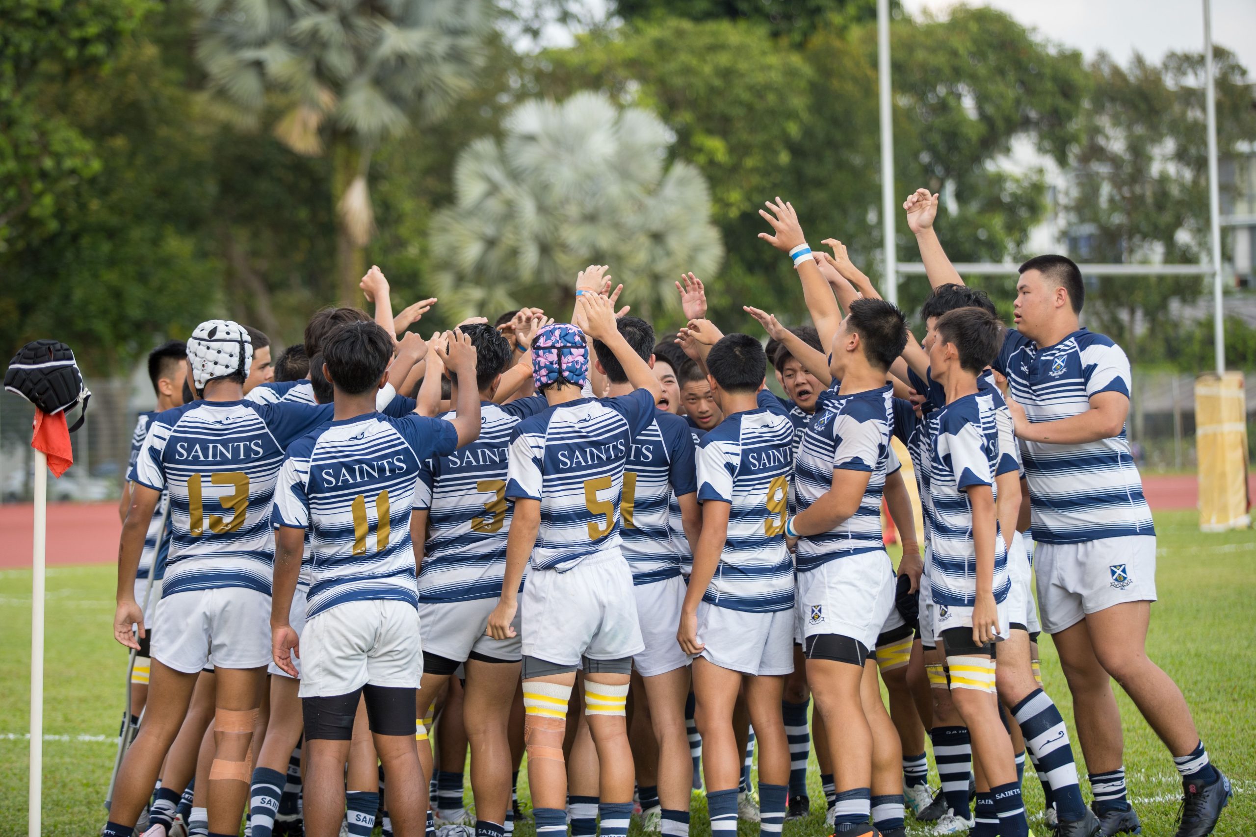 Equipe de rugby unie dans un rituel de vestiaire