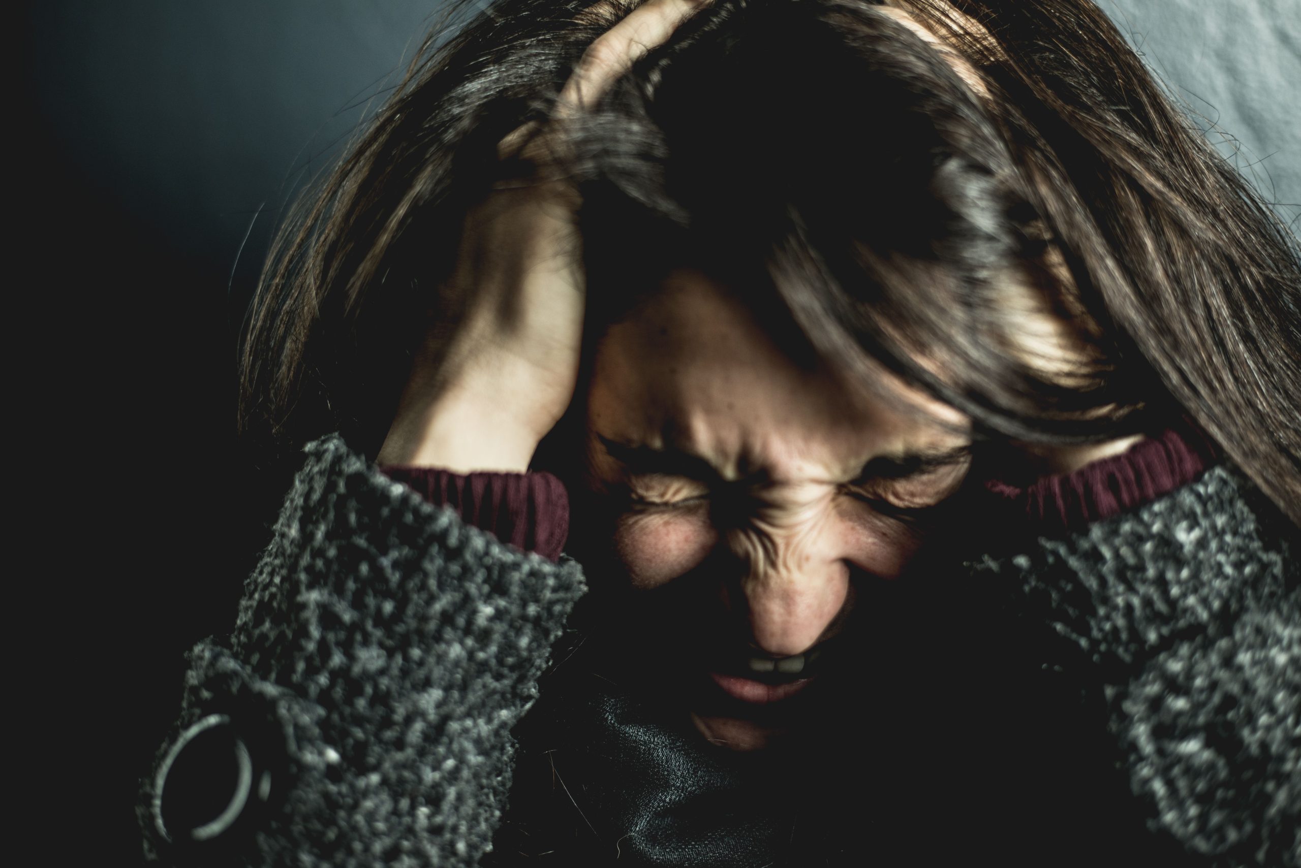 Jeune femme stressée les mains dans les cheveux